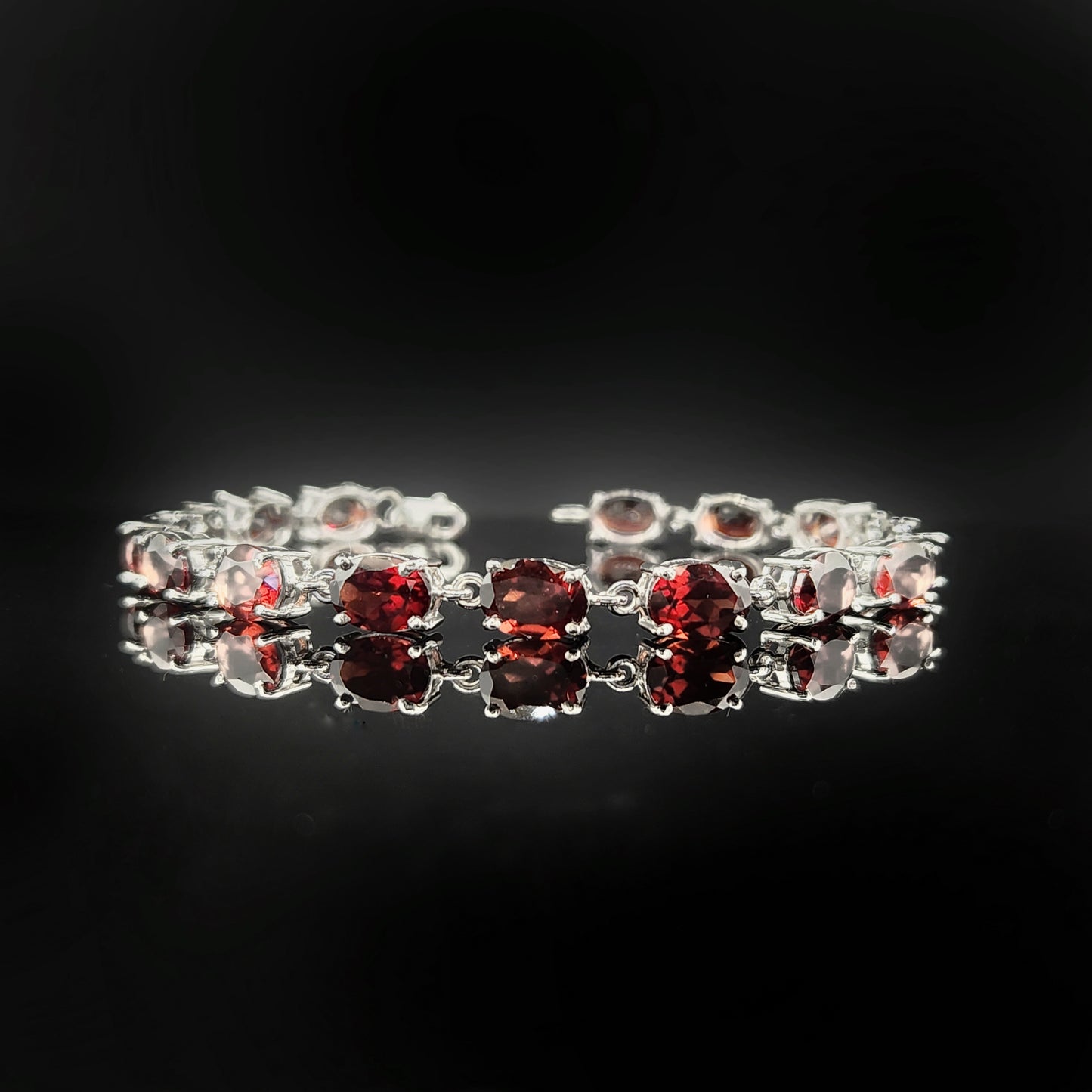 Garnet Bracelet in Sterling Silver.
