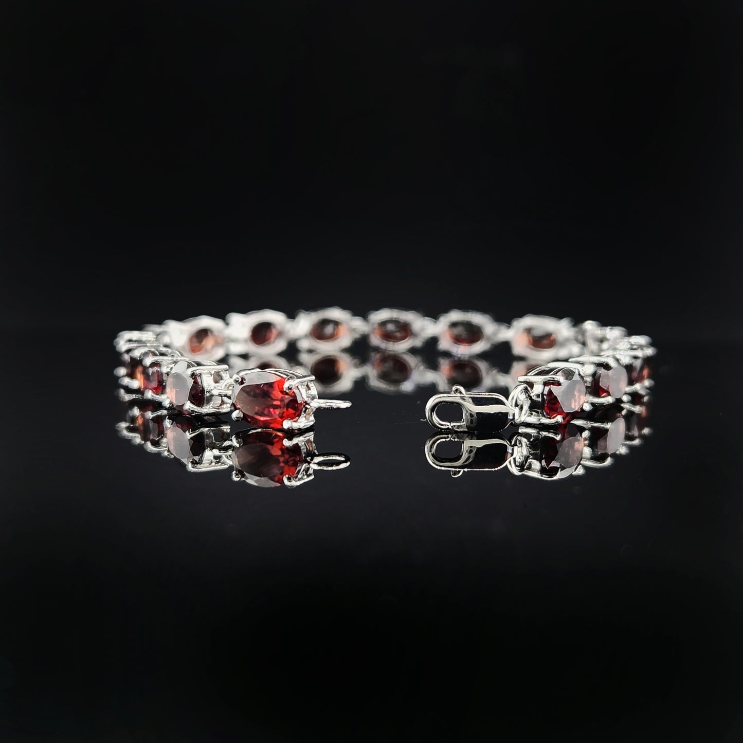 Garnet Bracelet in Sterling Silver.