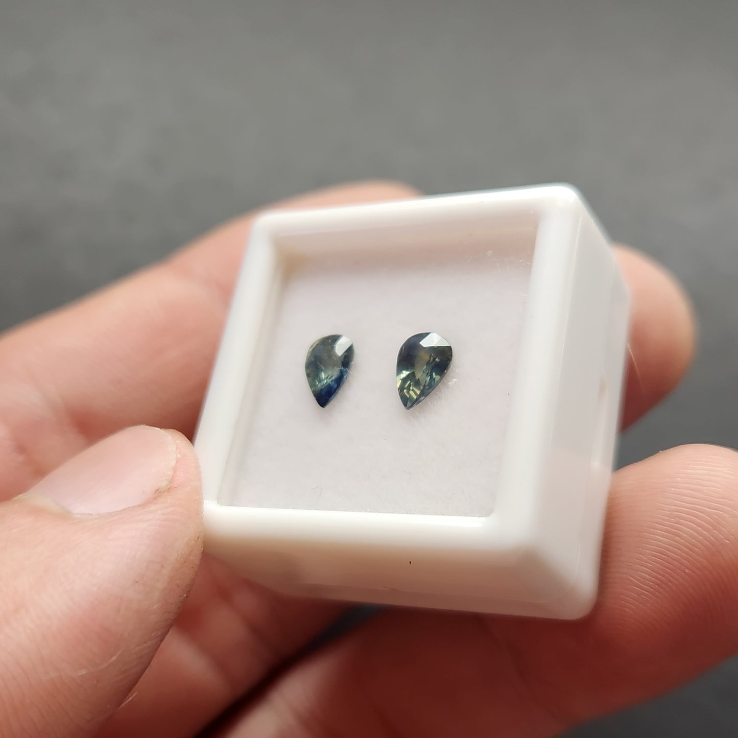 Bi-Colored Sapphire Pear Facet