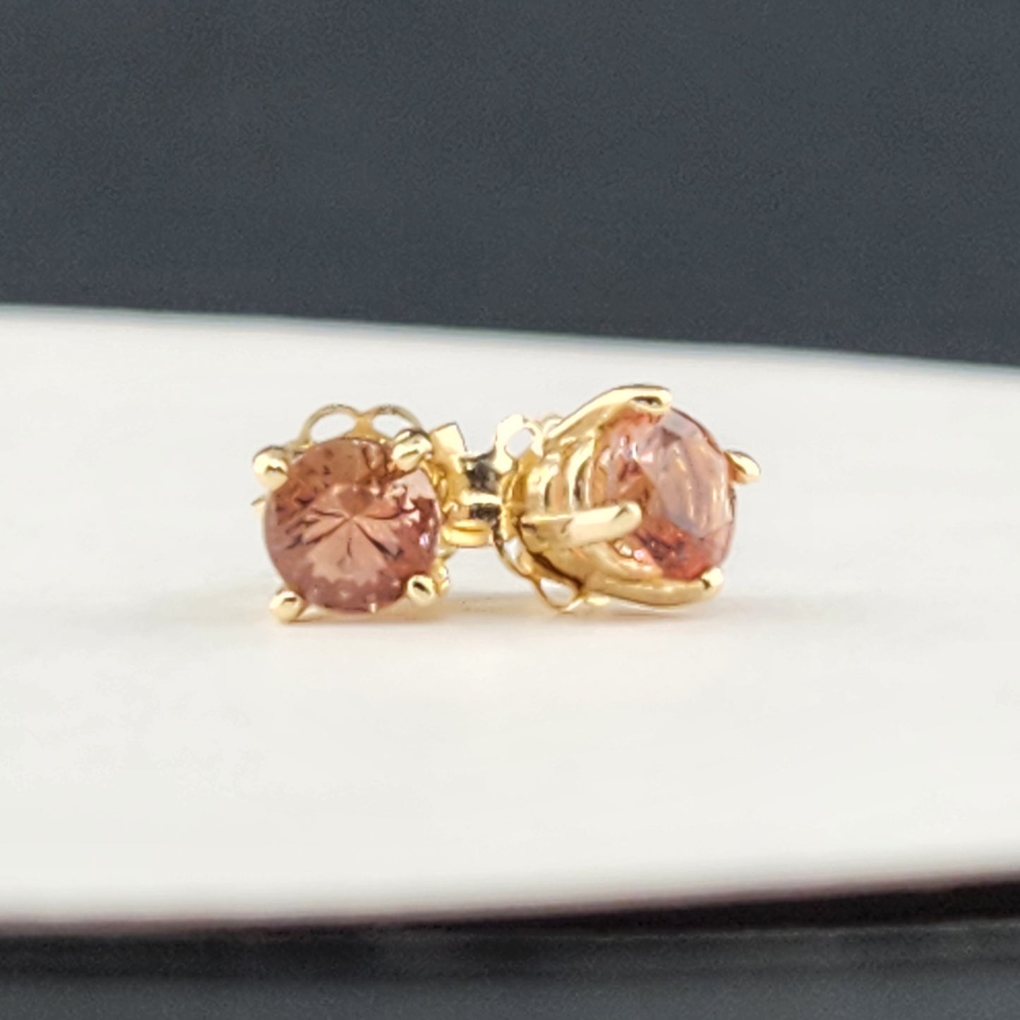 0.45 ct Oregon Sunstones earring set in 14 ky gold 4 mm