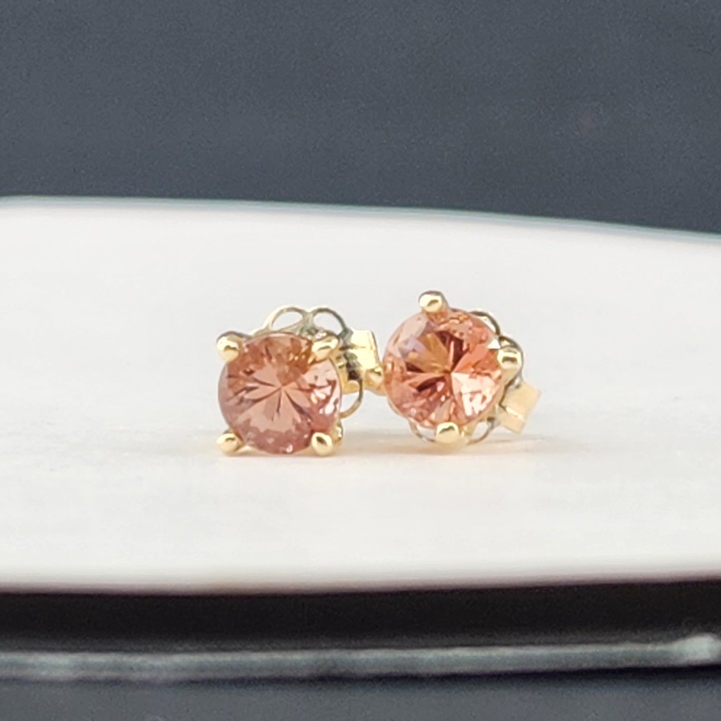 0.45 ct Oregon Sunstones earring set in 14 ky gold 4 mm