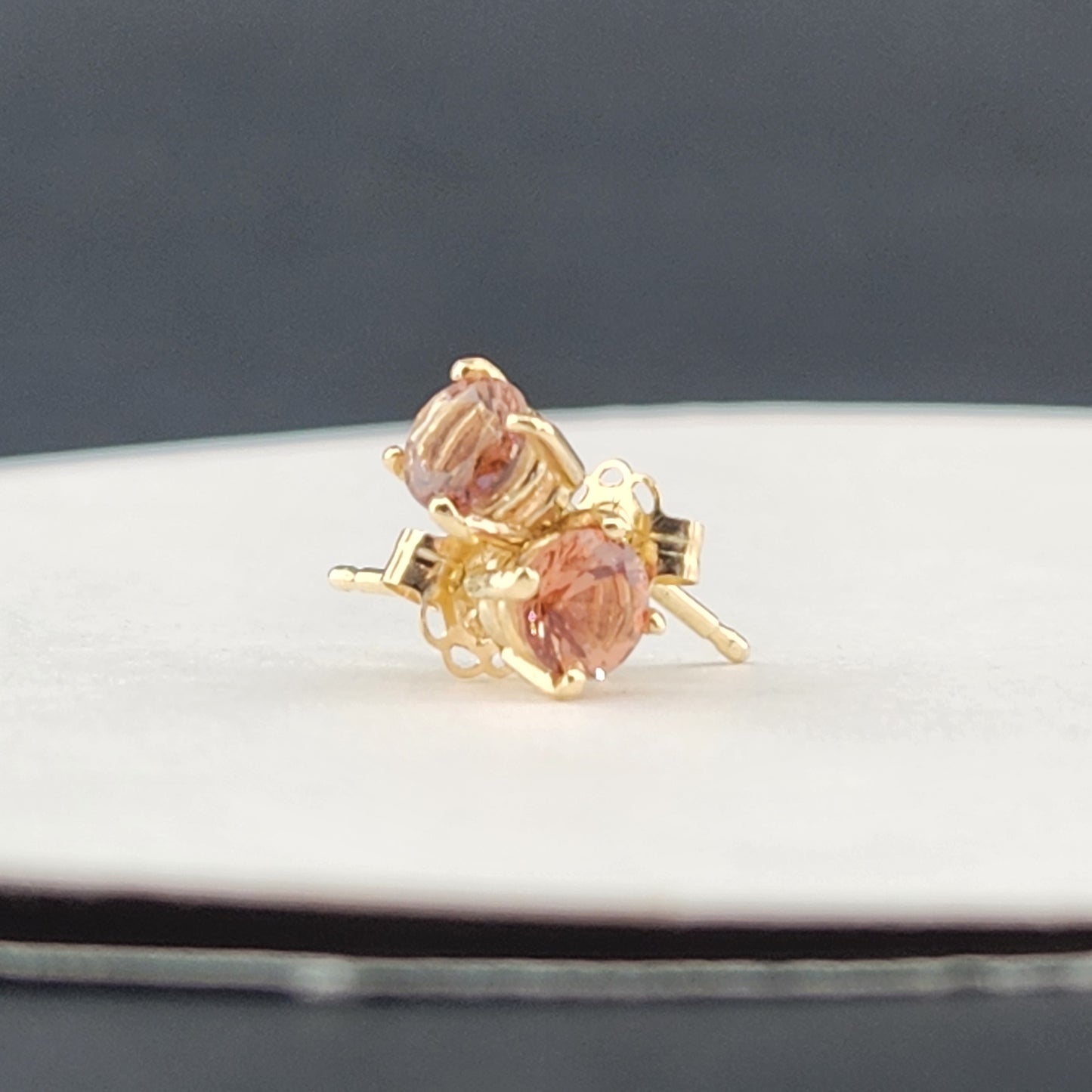 0.45 ct Oregon Sunstones earring set in 14 ky gold 4 mm