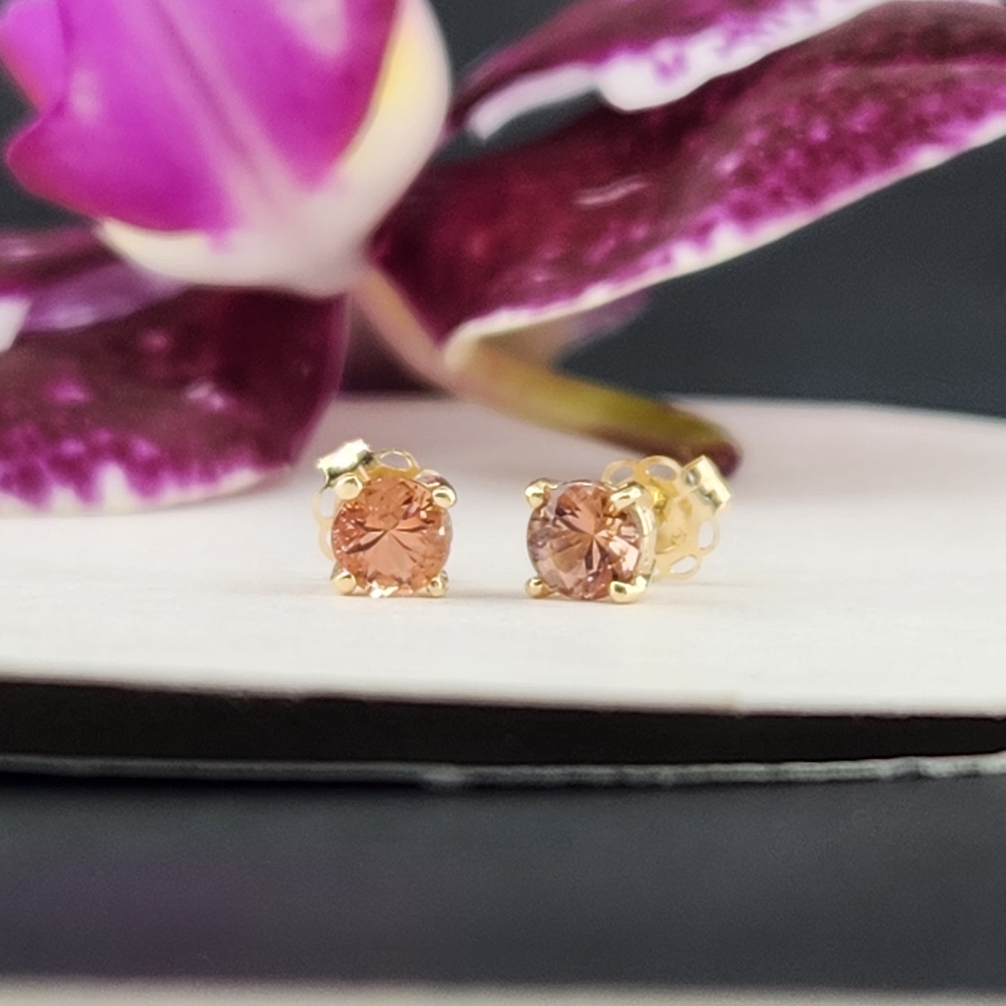 0.45 ct Oregon Sunstones earring set in 14 ky gold 4 mm