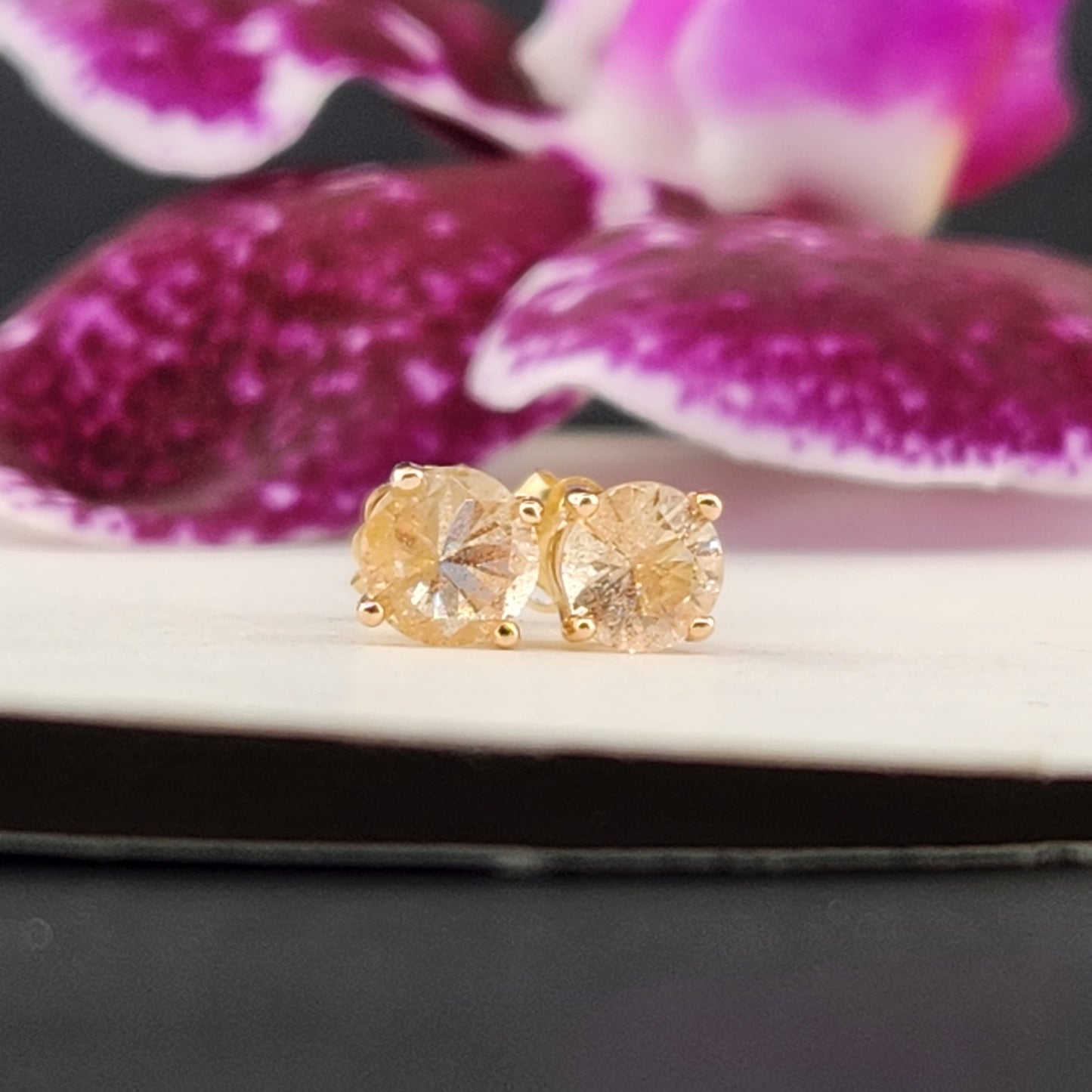 0.90 ct Oregon Sunstones earring set in 14 kt pink gold. 5 mm