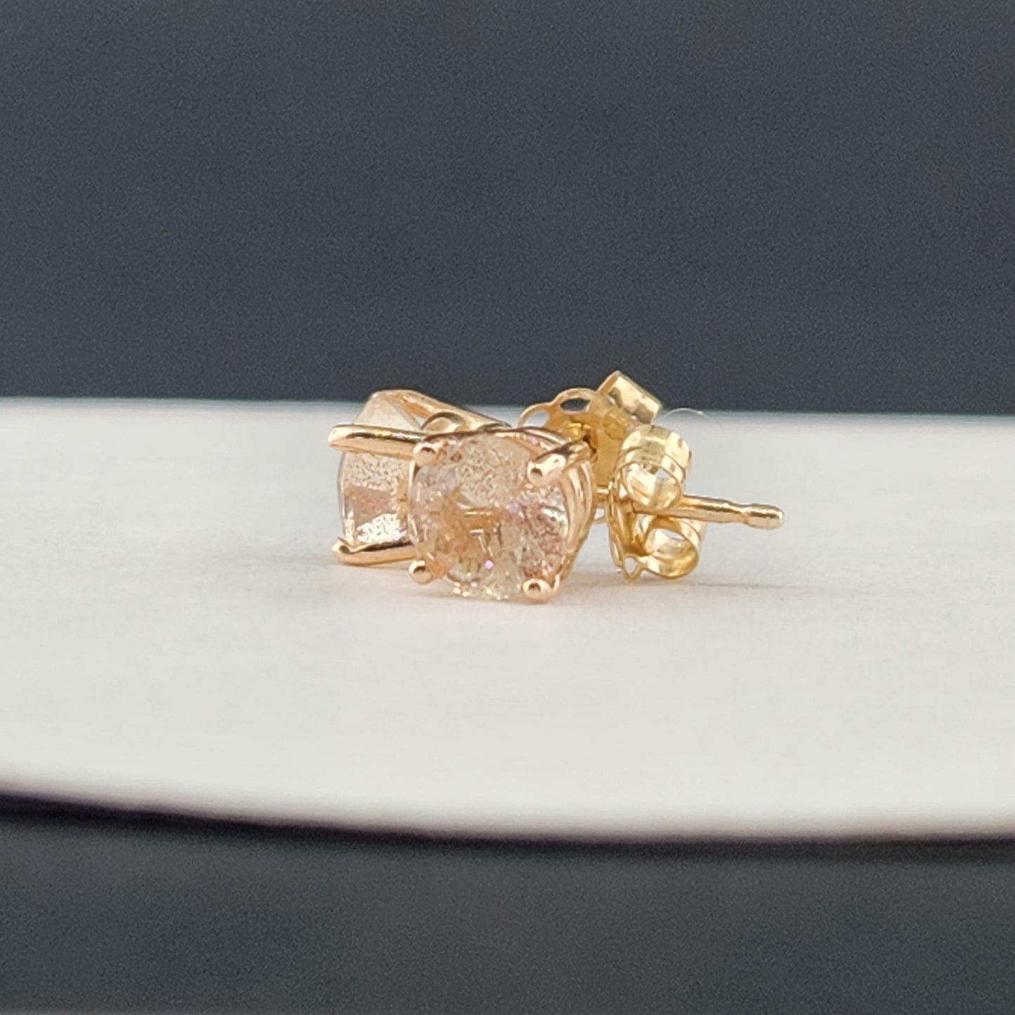 0.90 ct Oregon Sunstones earring set in 14 kt pink gold. 5 mm