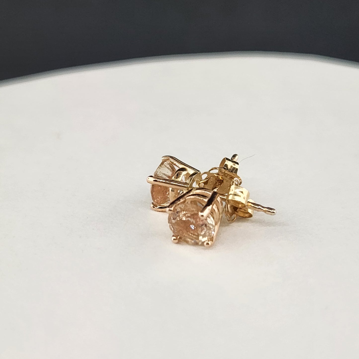 0.90 ct Oregon Sunstones earring set in 14 kt pink gold. 5 mm