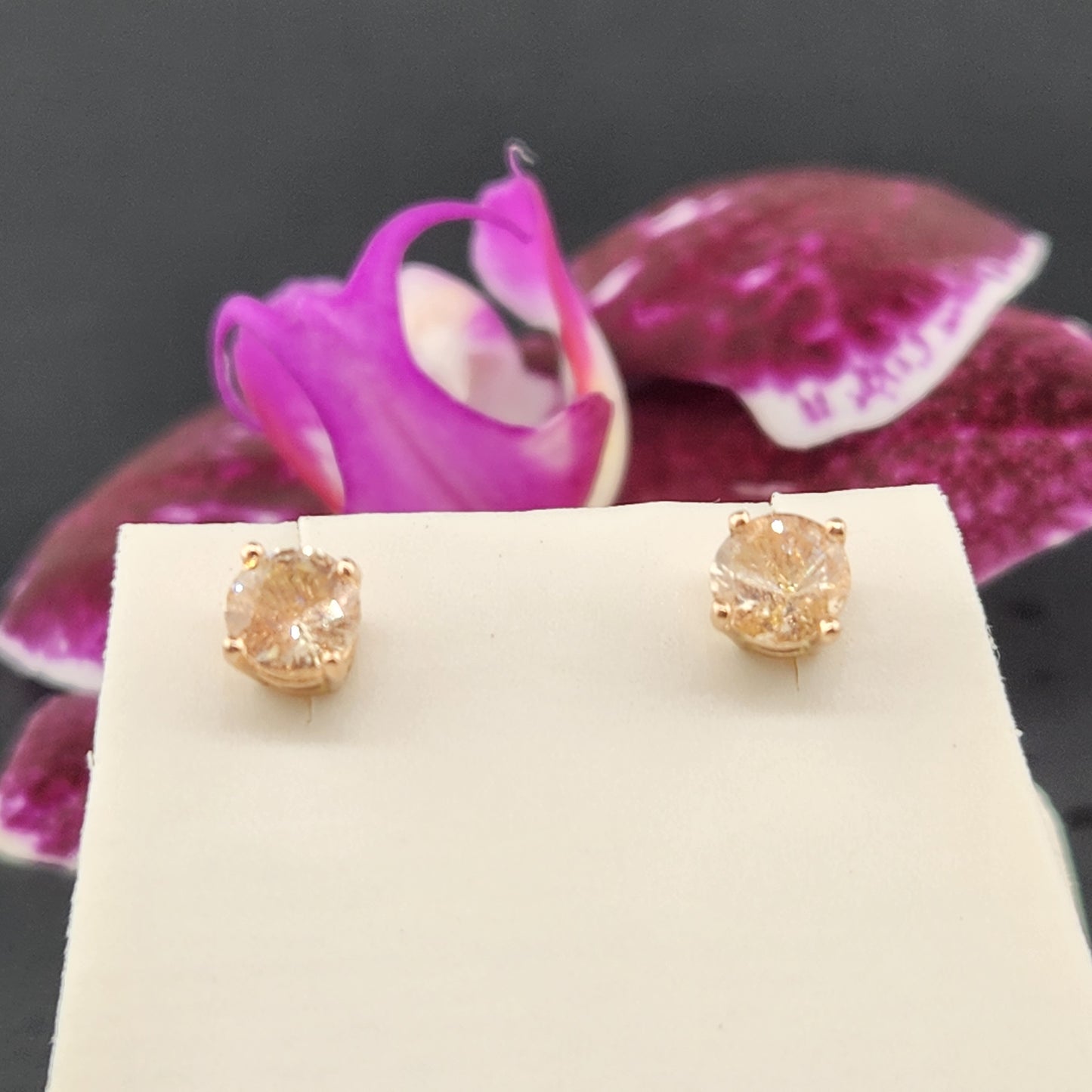 0.90 ct Oregon Sunstones earring set in 14 kt pink gold. 5 mm