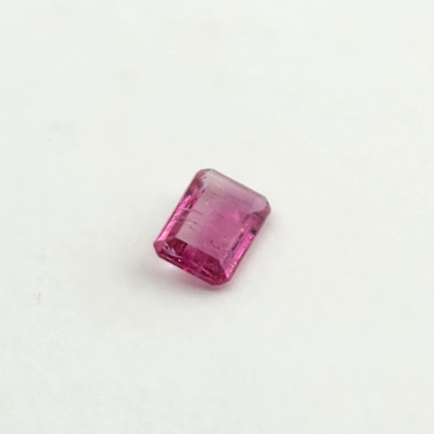 Red Beryl Facet 0.09 ct.