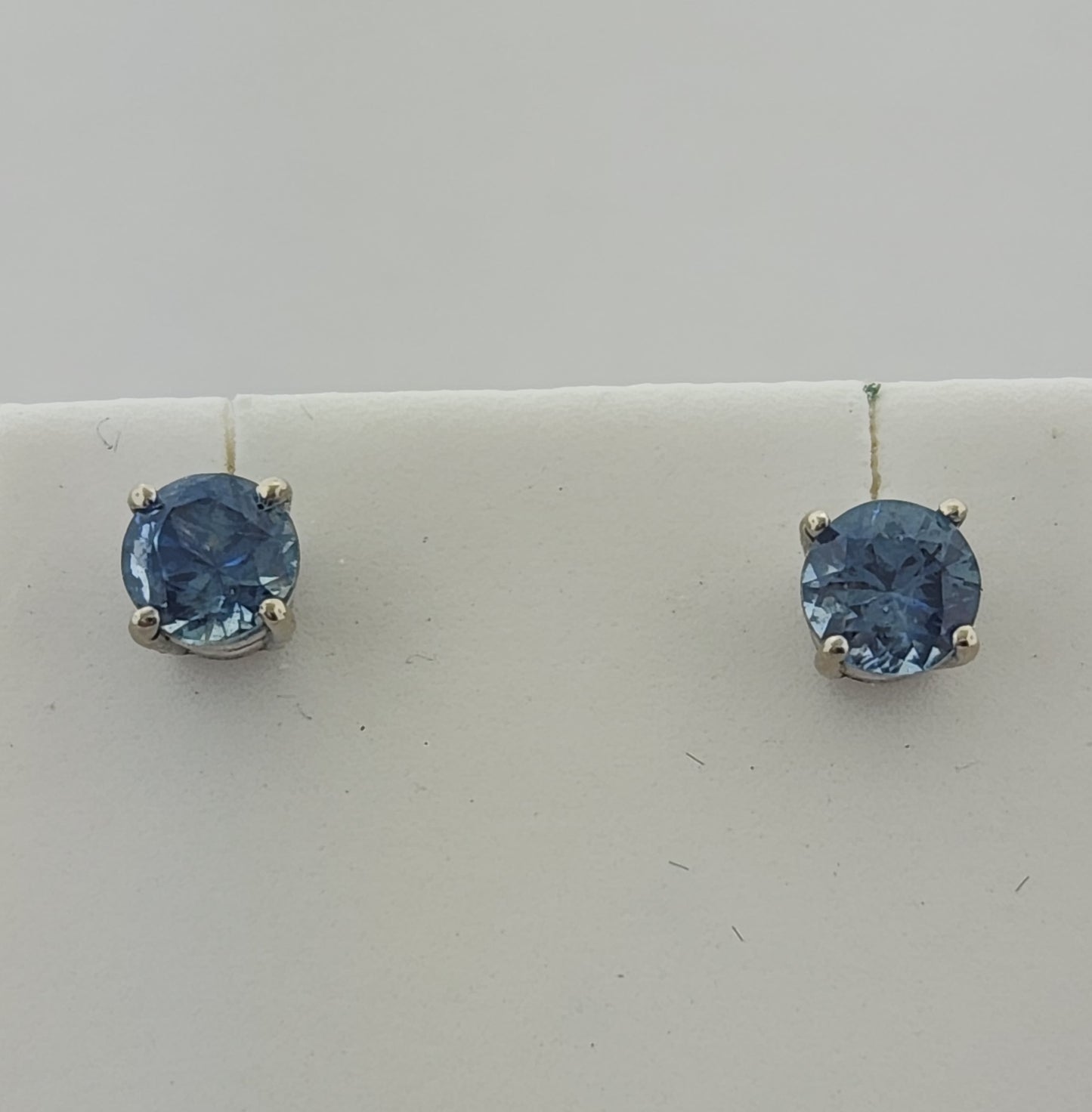 1.32 ct Blue  Montana Sapphires Earring 14 kt White Gold