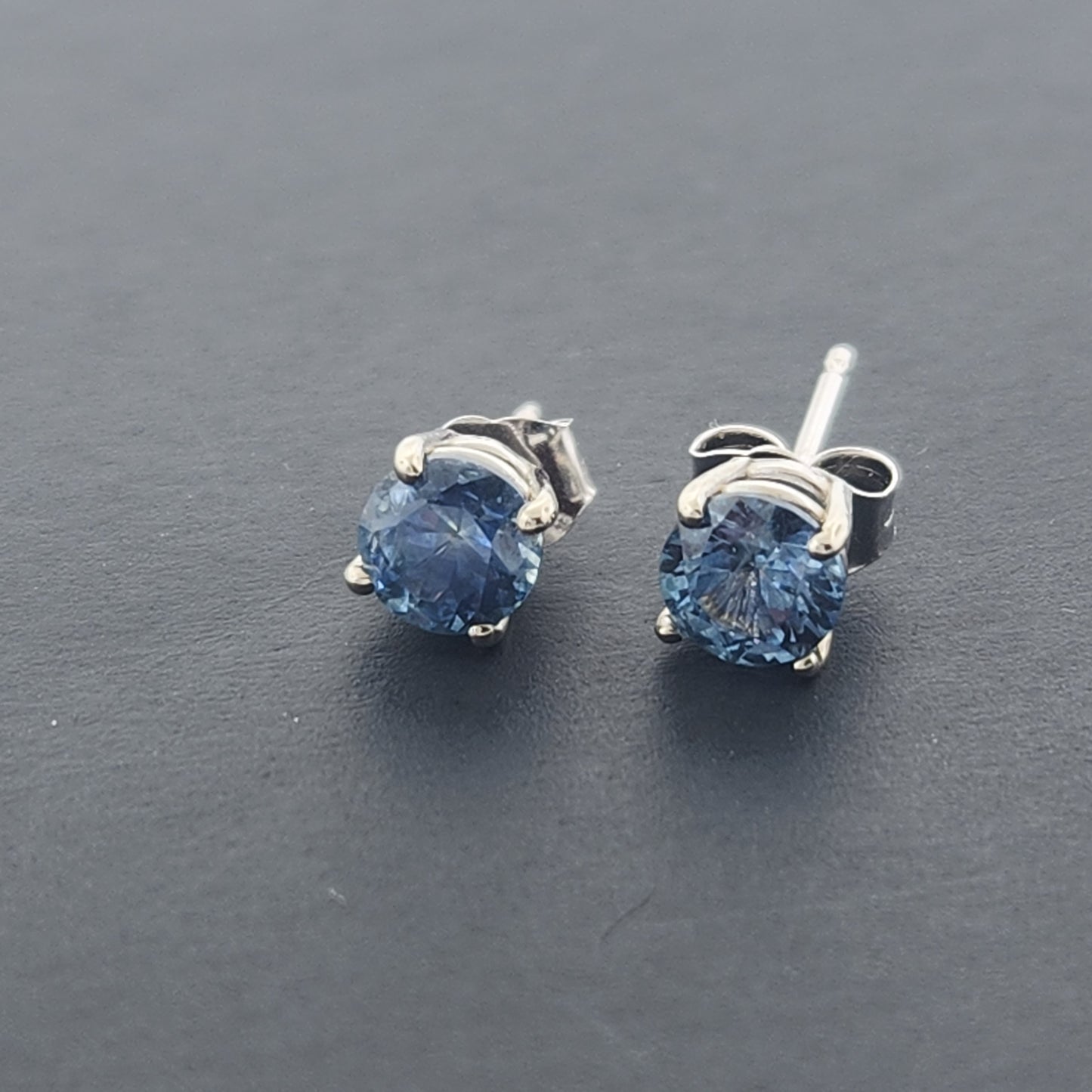 1.32 ct Blue Montana Sapphires Earring 14 kt White Gold