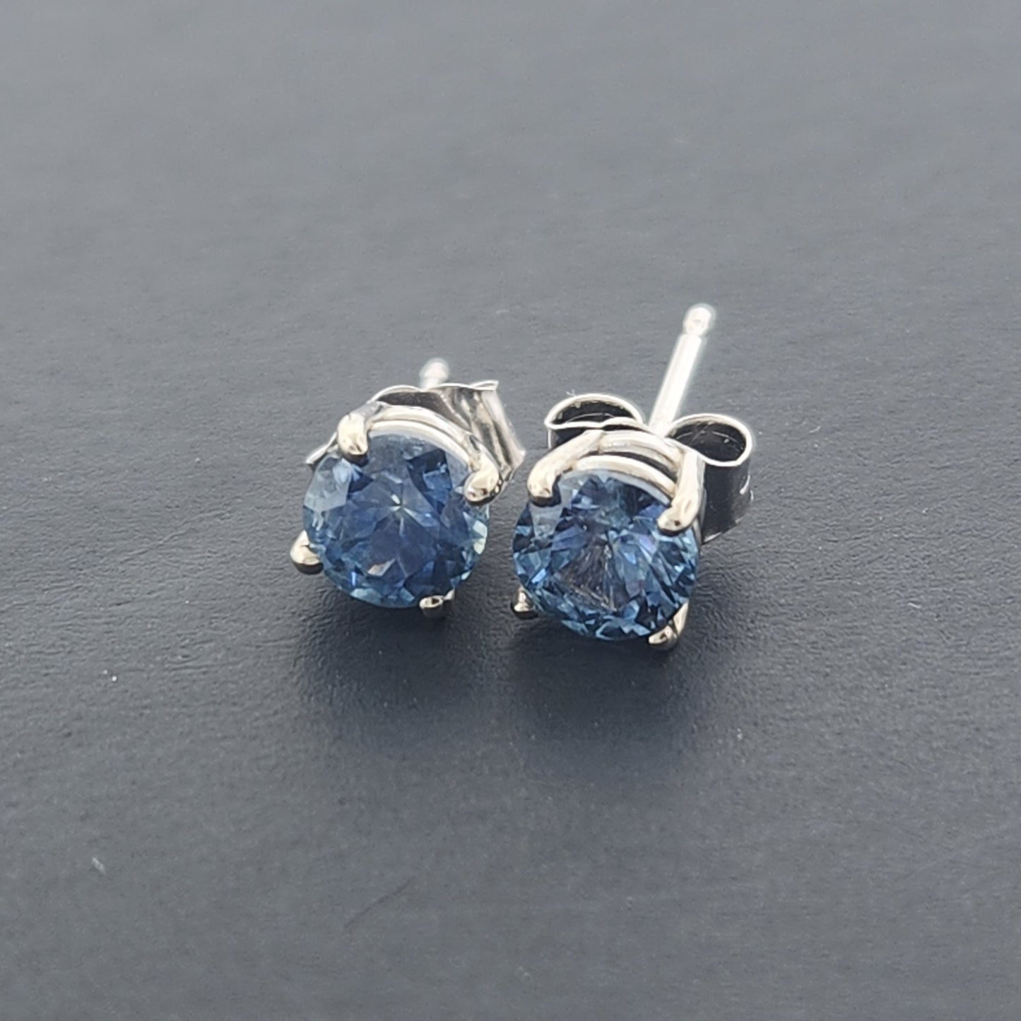 1.32 ct Blue Montana Sapphires Earring 14 kt White Gold