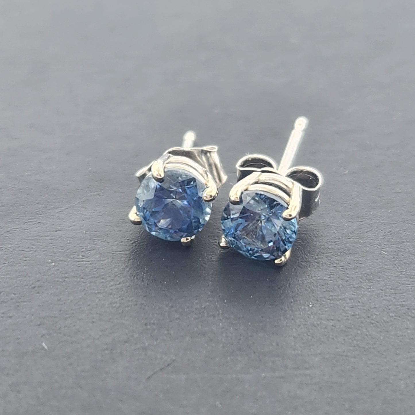 1.32 ct Blue Montana Sapphires Earring 14 kt White Gold
