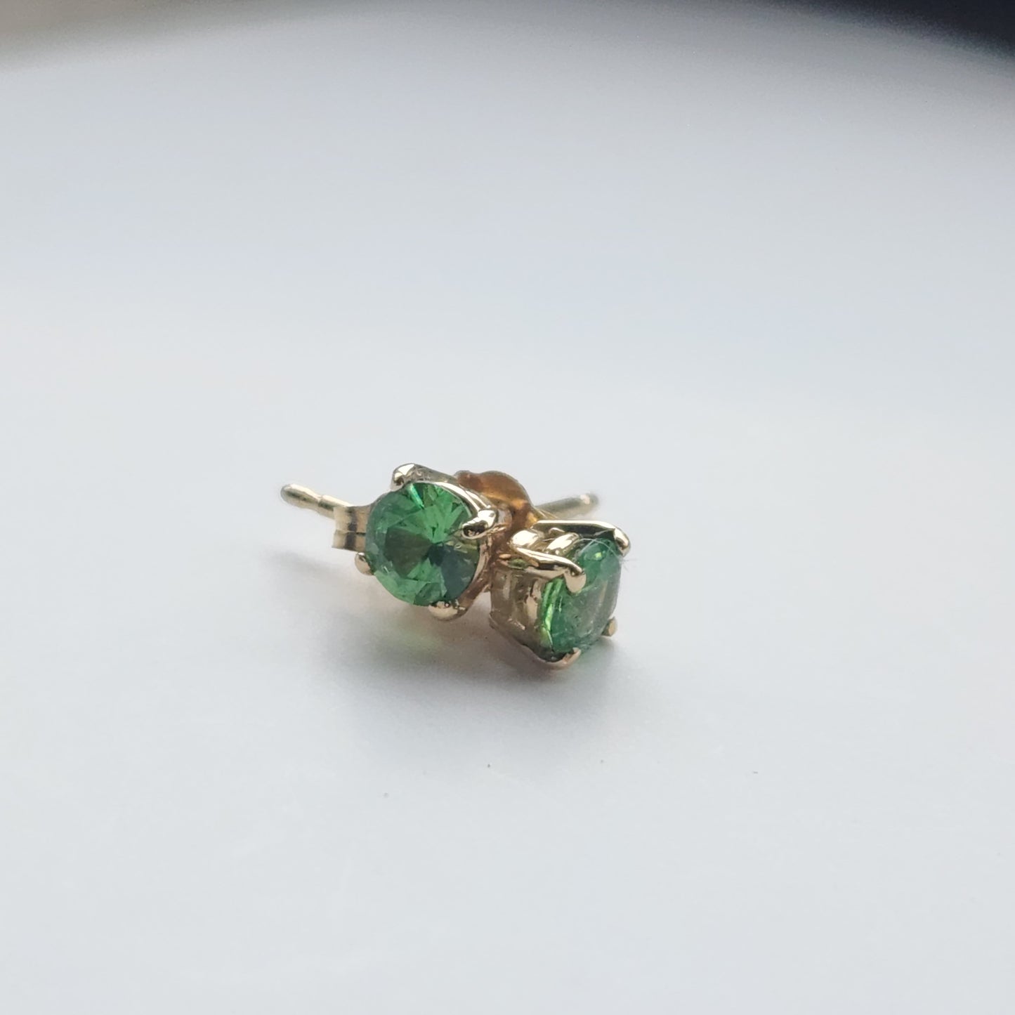 14 kt gold Tsavorite Garnet Earrings 0.54 ct 4 x 4 mm