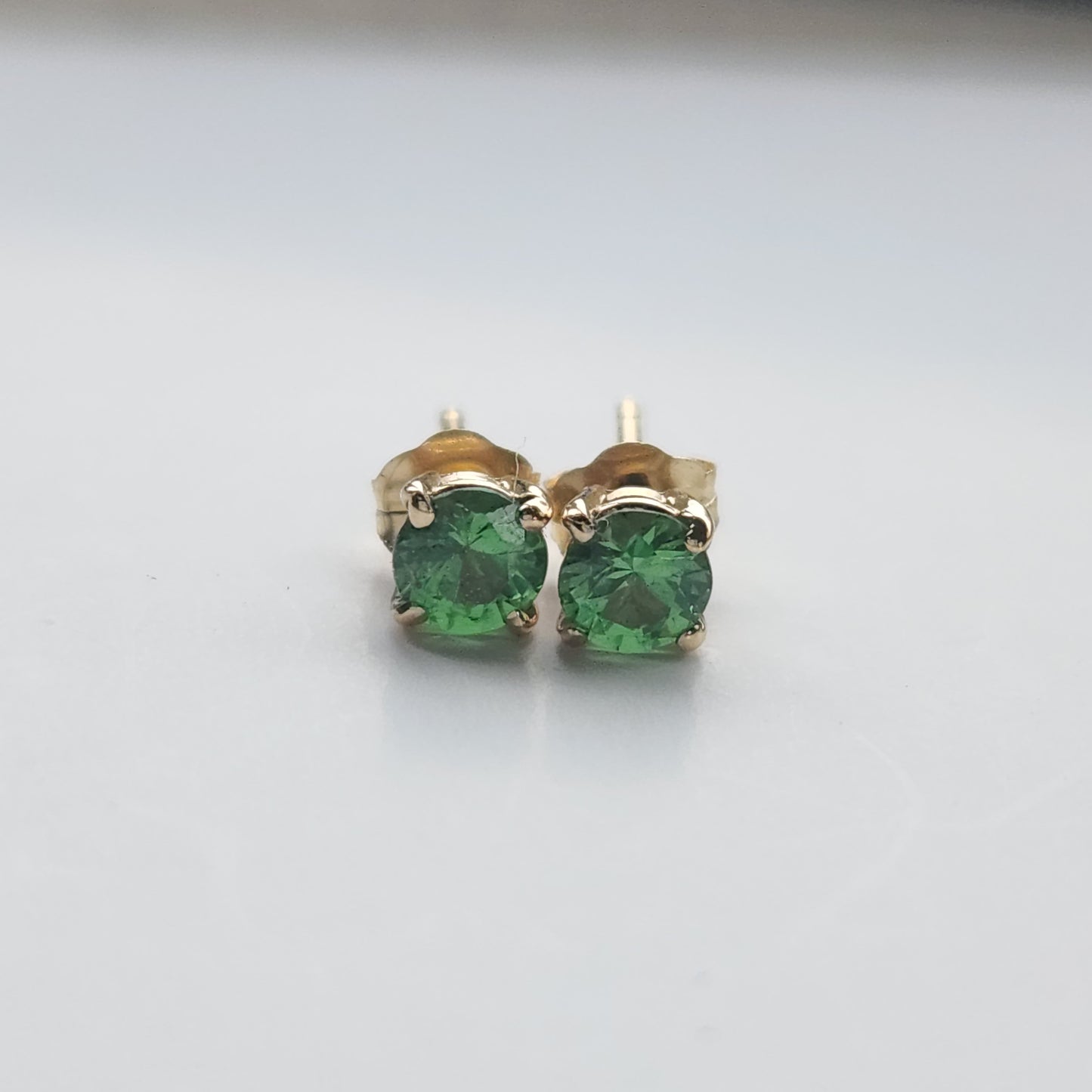 14 kt gold Tsavorite Garnet Earrings 0.54 ct 4 x 4 mm