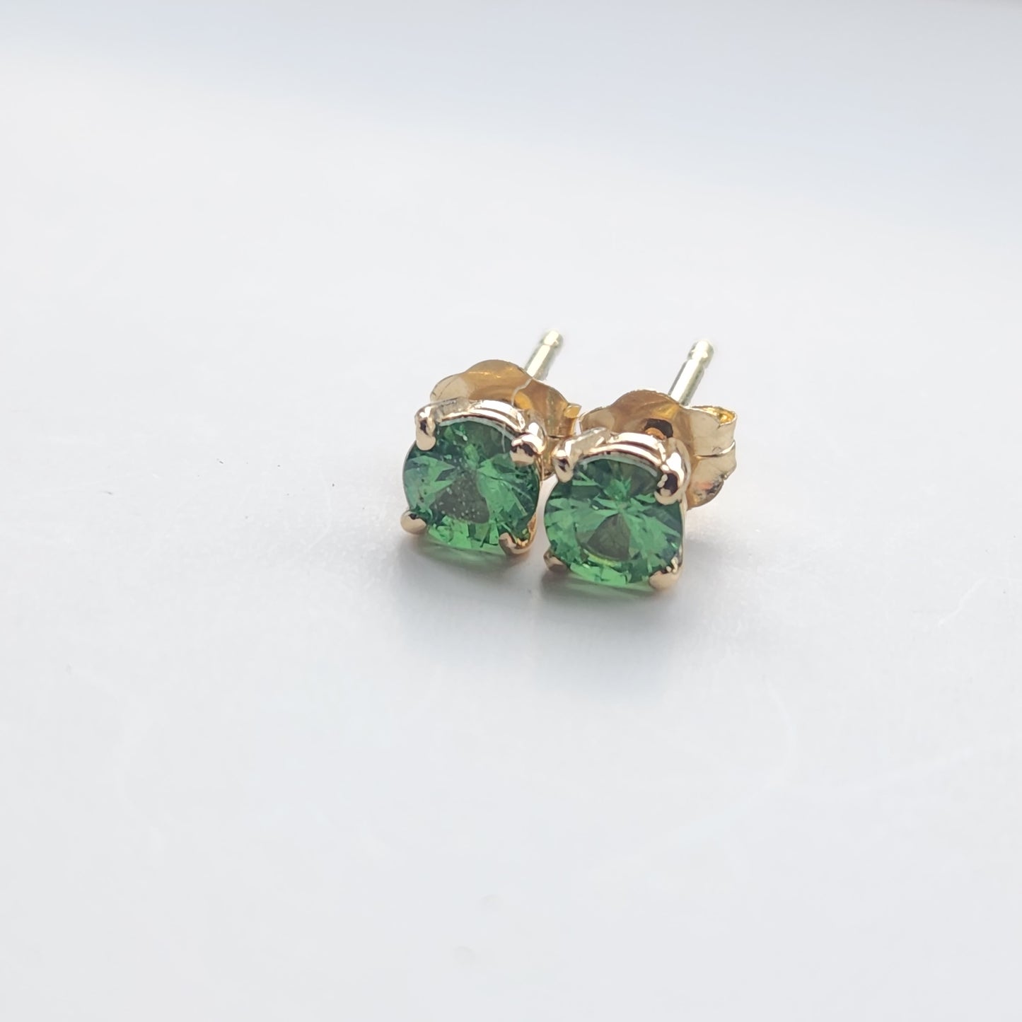 14 kt gold Tsavorite Garnet Earrings 0.54 ct 4 x 4 mm