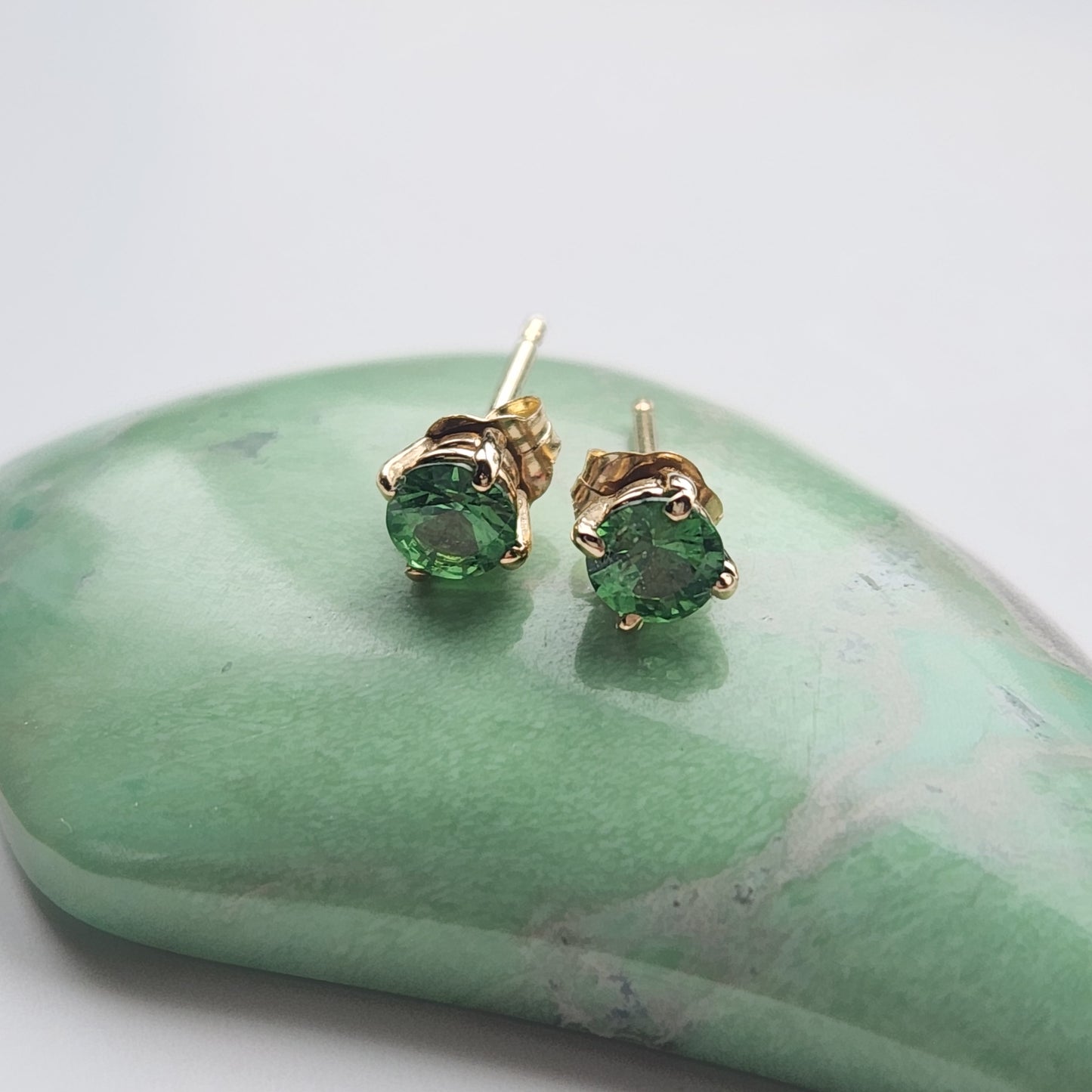 14 kt gold Tsavorite Garnet Earrings 0.54 ct 4 x 4 mm