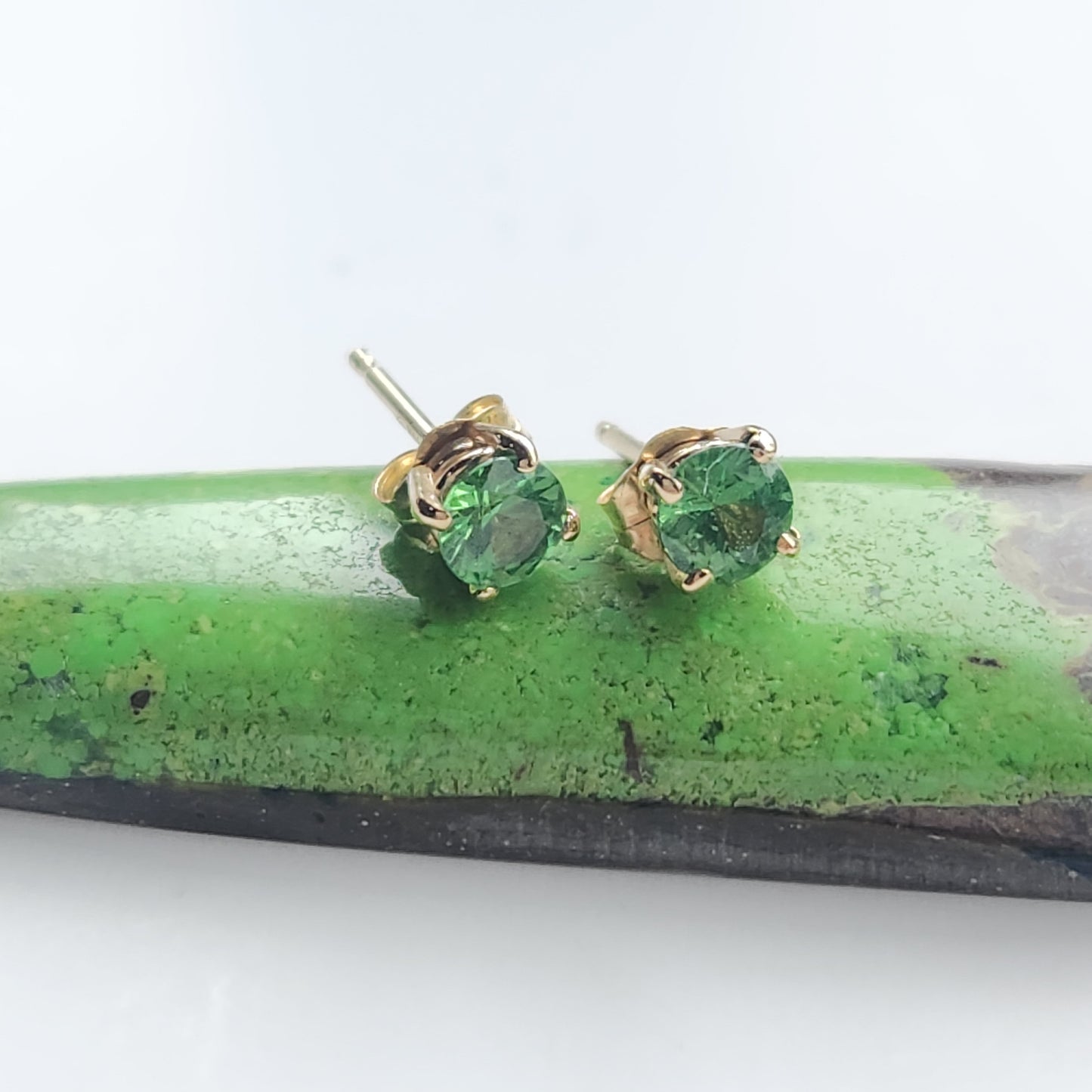 14 kt gold Tsavorite Garnet Earrings 0.54 ct 4 x 4 mm