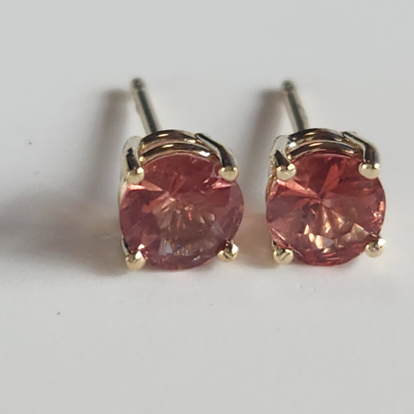 0.67 ct Oregon Sunstone Earrings set in 14 kt Yellow Gold. 4.7 mm
