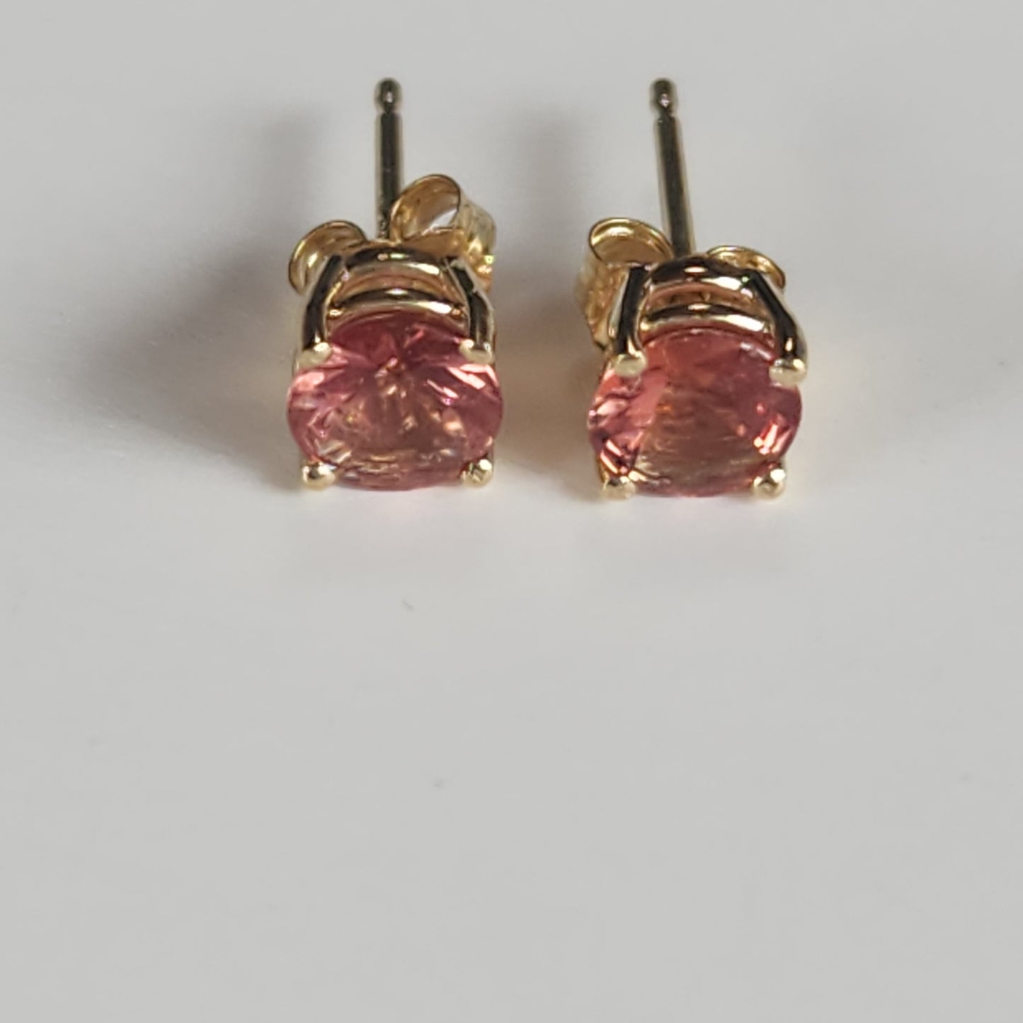 0.67 ct Oregon Sunstone Earrings set in 14 kt Yellow Gold. 4.7 mm