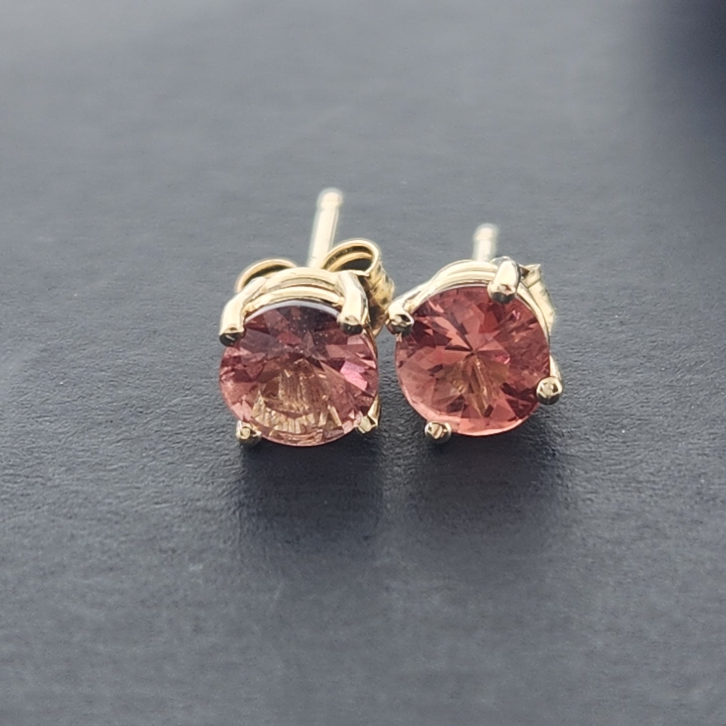 0.67 ct Oregon Sunstone Earrings set in 14 kt Yellow Gold. 4.7 mm