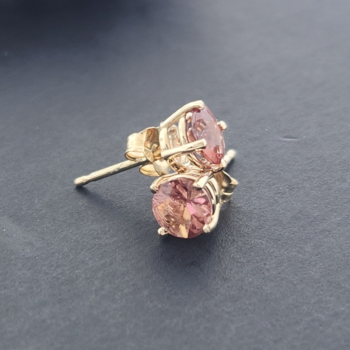 0.67 ct Oregon Sunstone Earrings set in 14 kt Yellow Gold. 4.7 mm