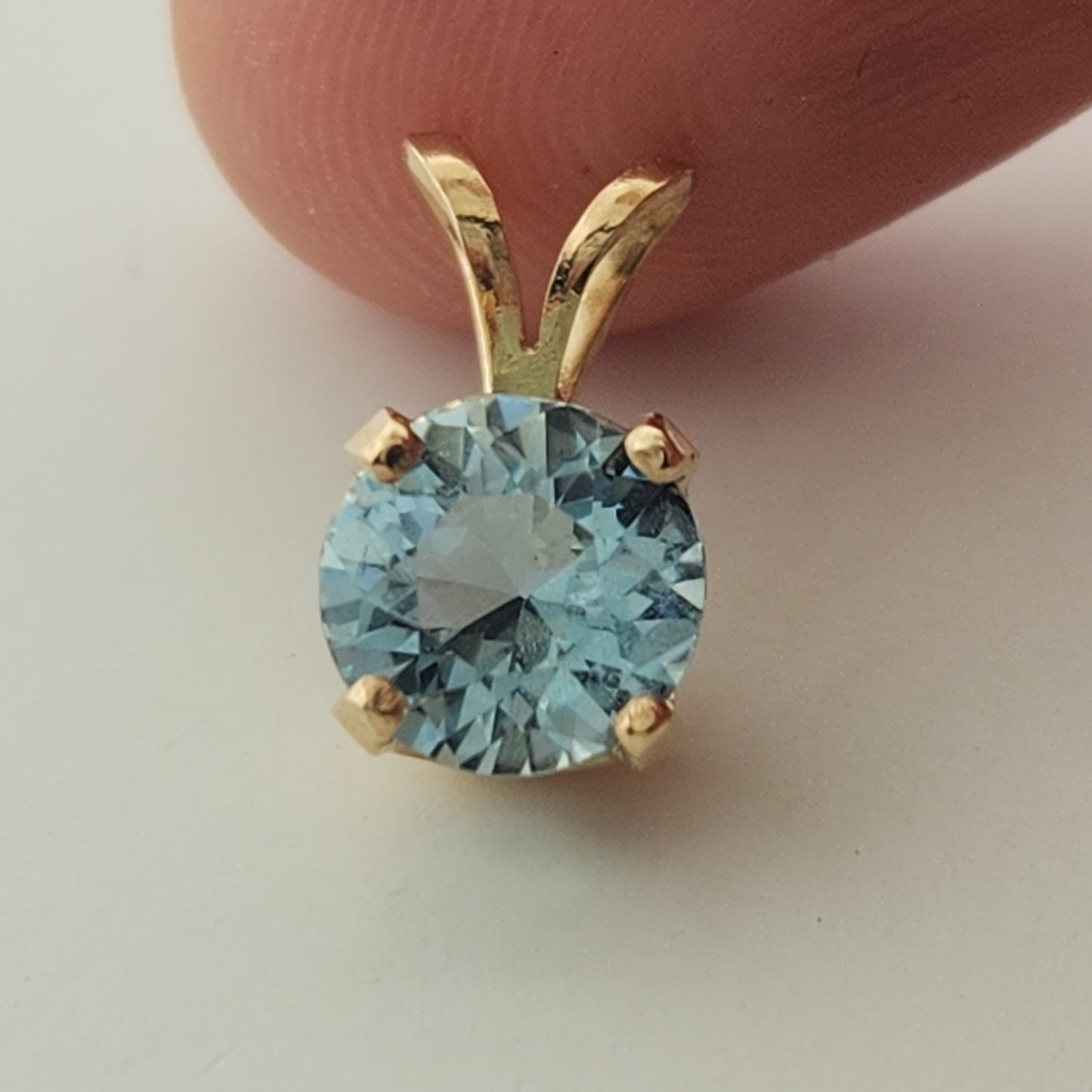 1.45 ct Aquamarine set in 14k yellow gold Pendant