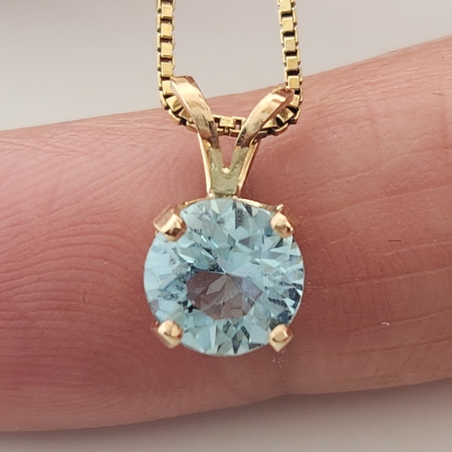 1.45 ct Aquamarine set in 14k yellow gold Pendant