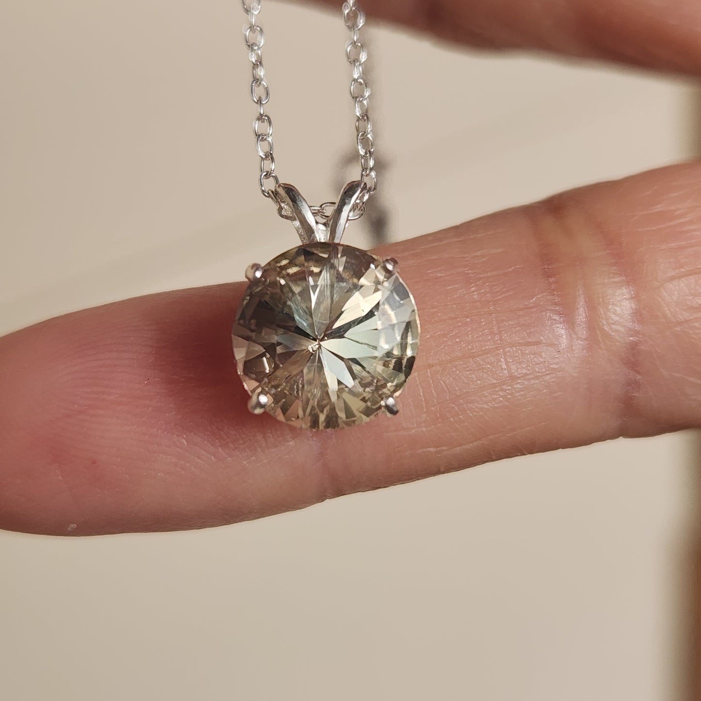 2.82 ct Oregon Sunstone pendant set in silver