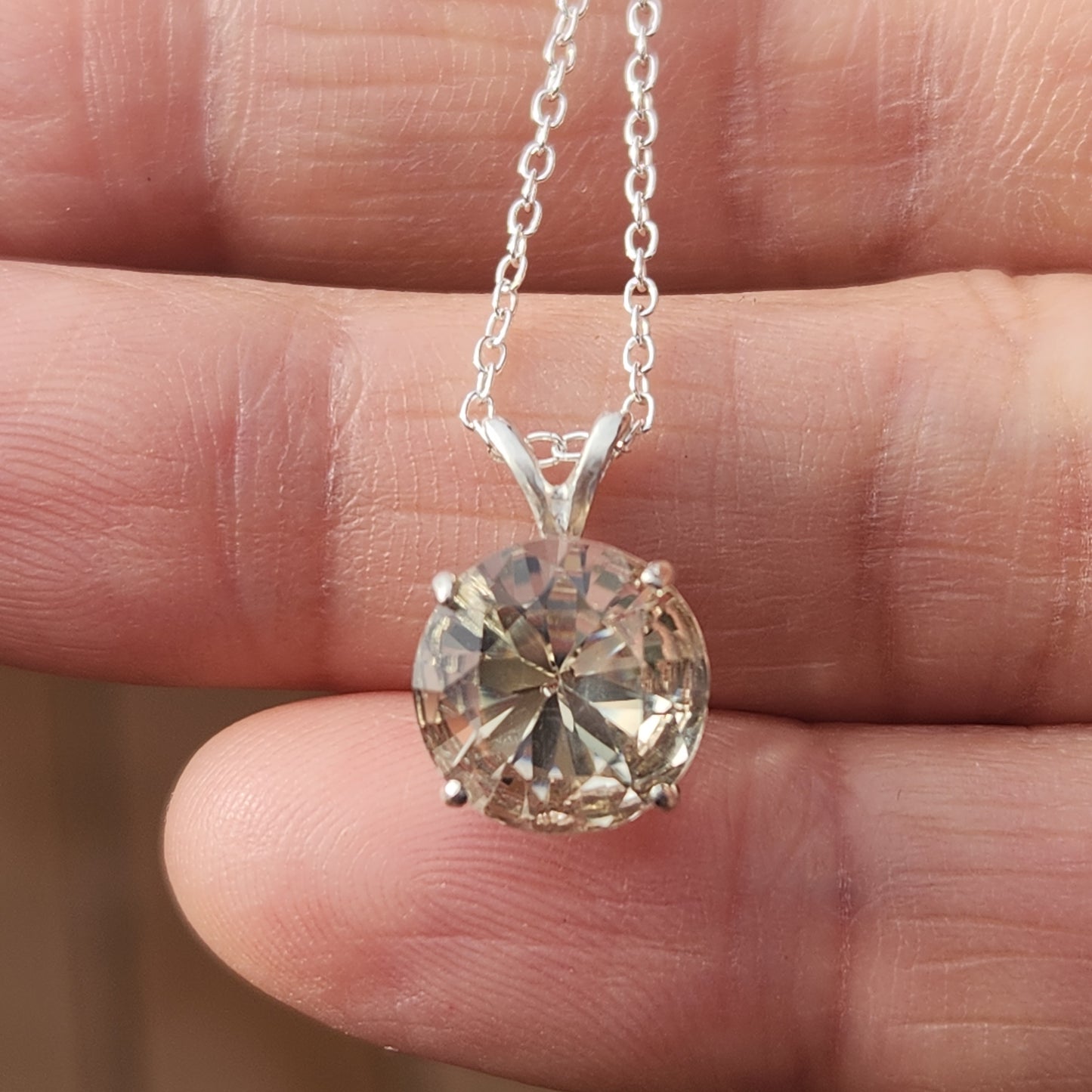 2.82 ct Oregon Sunstone pendant set in silver