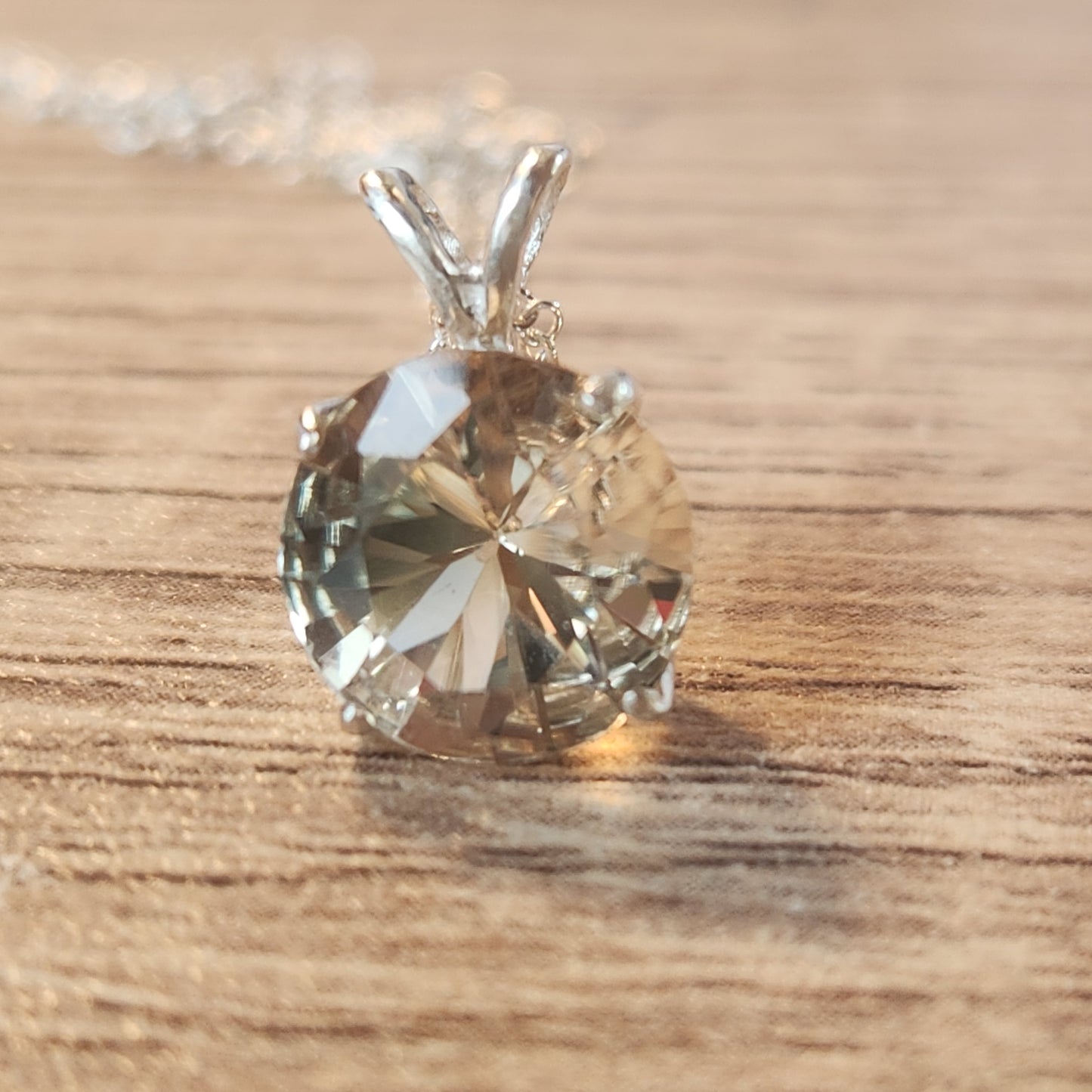 2.82 ct Oregon Sunstone pendant set in silver
