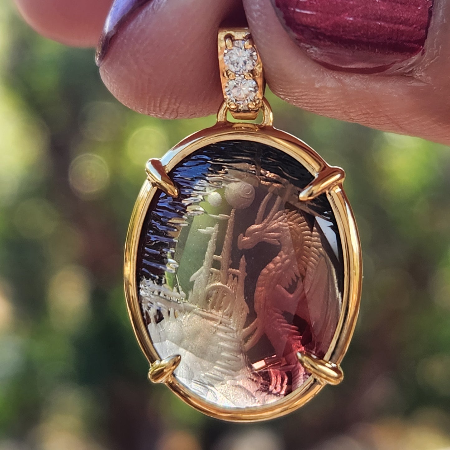 11.58 ct Oregon Sunstone Pendant 14 kt gold with Diamonds.