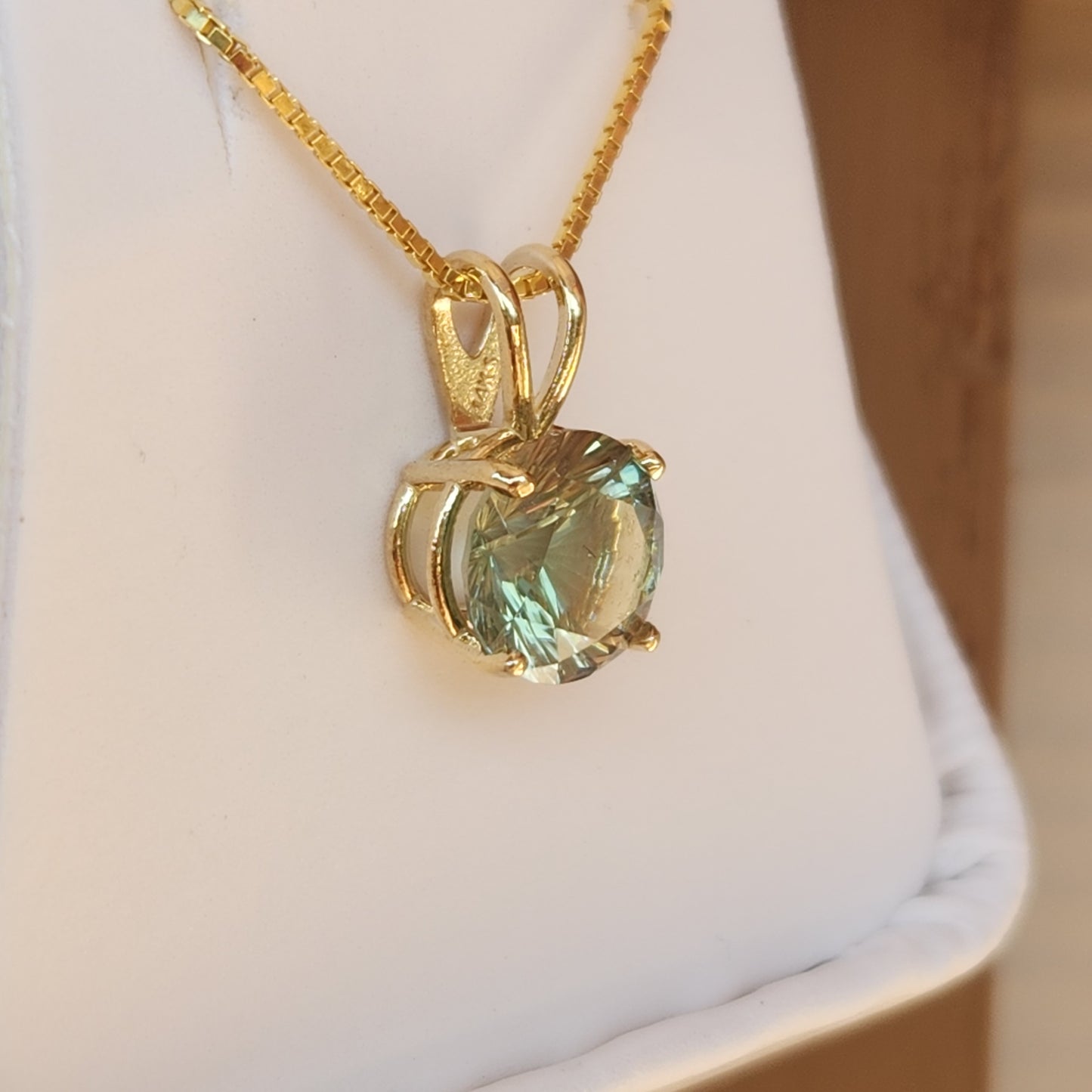 2 ct Green Oregon Sunstone Pendant set in 14 kt Gold