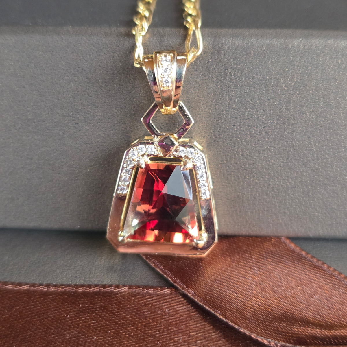 Oregon Sunstone 4.35 ct 14 kt gold Pendant