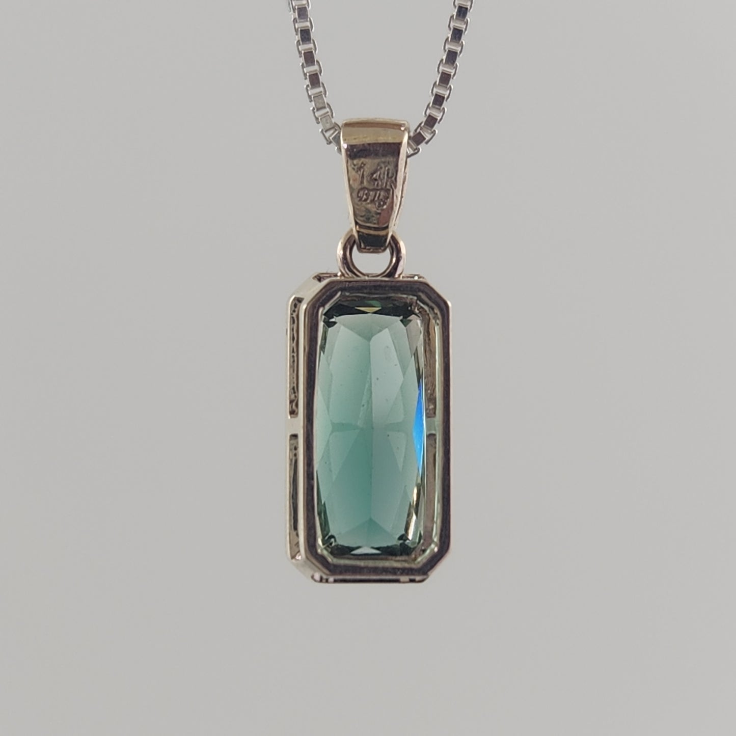 Oregon Sunstone Pendant set in 14 kt white Gold