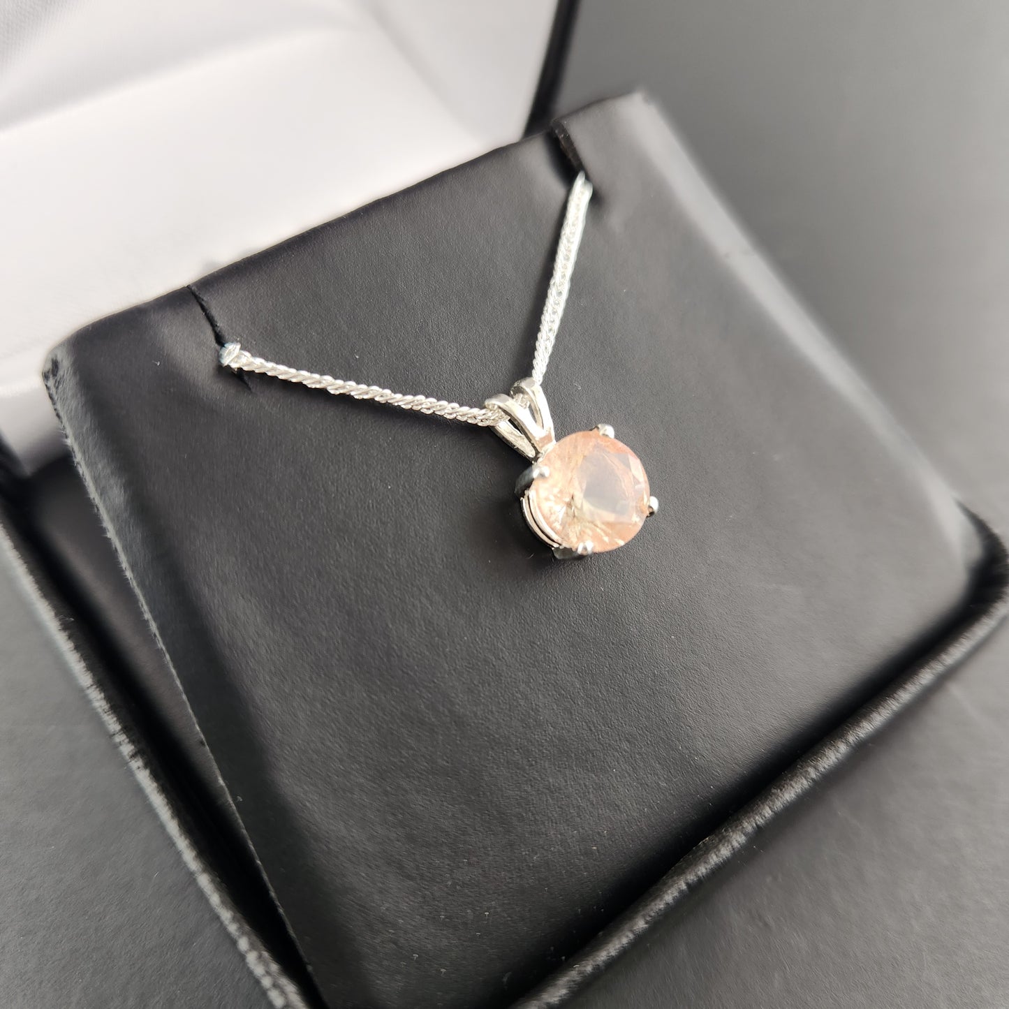 1.80 ct Oregon Sunstone set in sterling silver Pendant