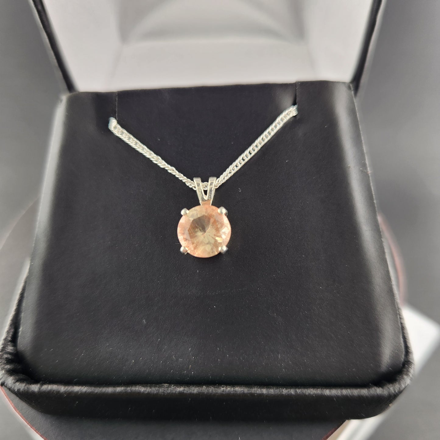 1.80 ct Oregon Sunstone set in sterling silver Pendant