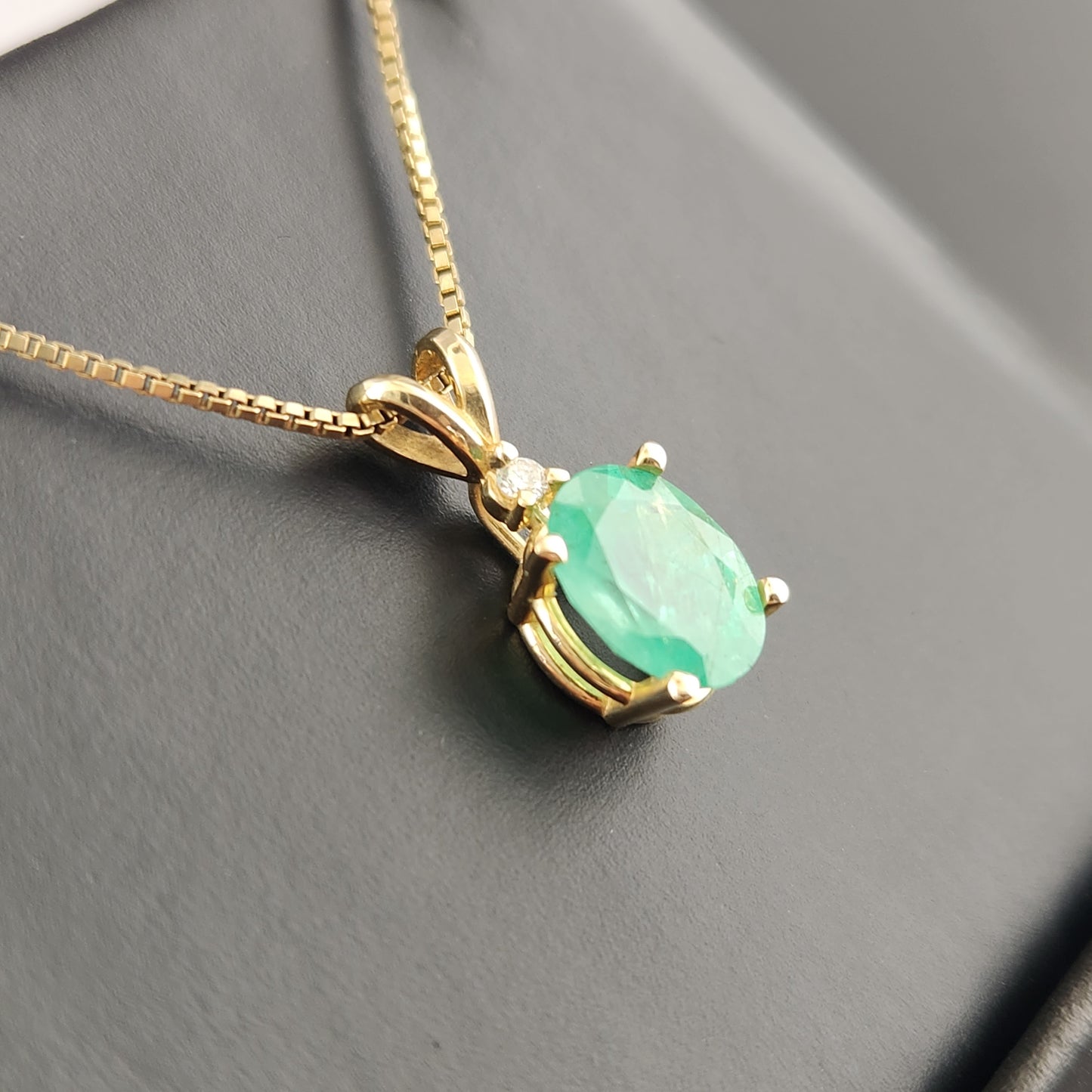 1.60 ct Emerald set in 14k yellow gold Pendant