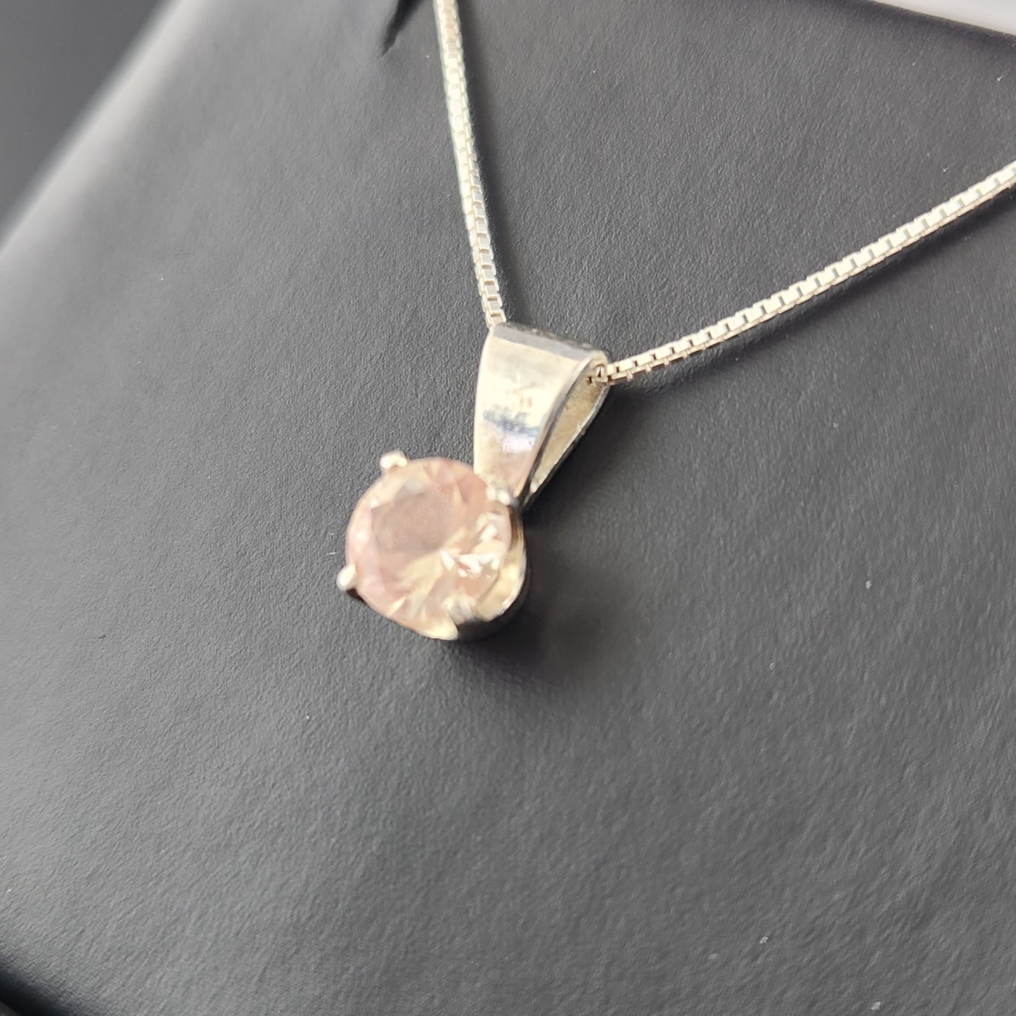 0.71 ct Oregon sunstone set in sterling silver Pendant