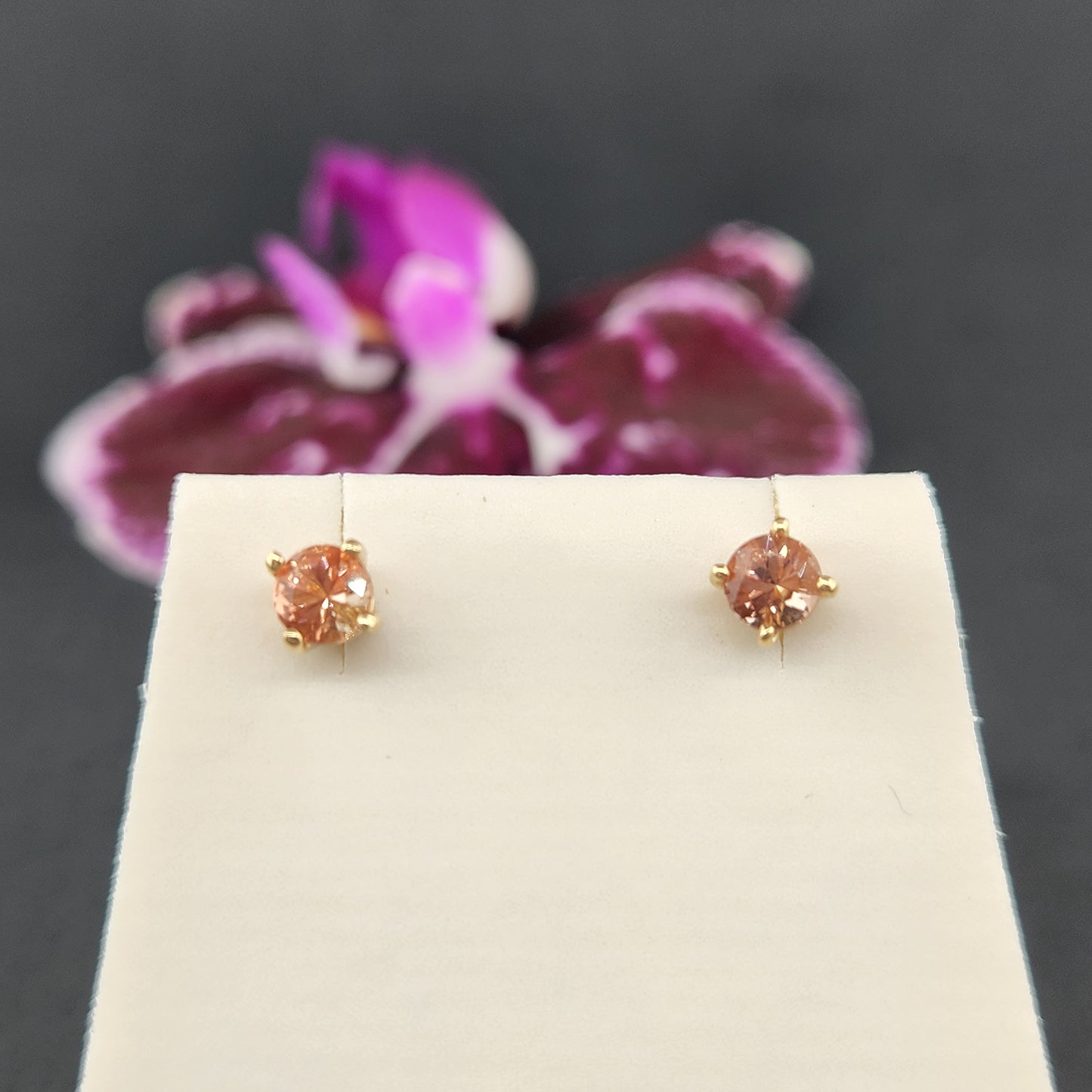 0.45 ct Oregon Sunstones earring set in 14 ky gold 4 mm