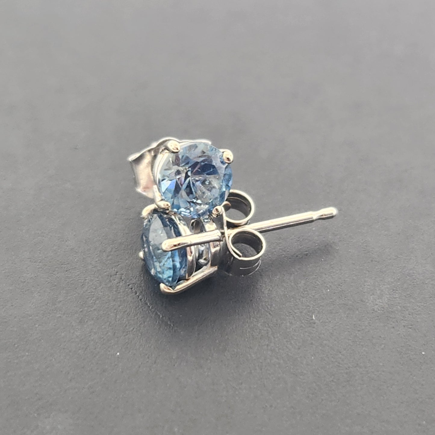 1.32 ct Blue  Montana Sapphires Earring 14 kt White Gold