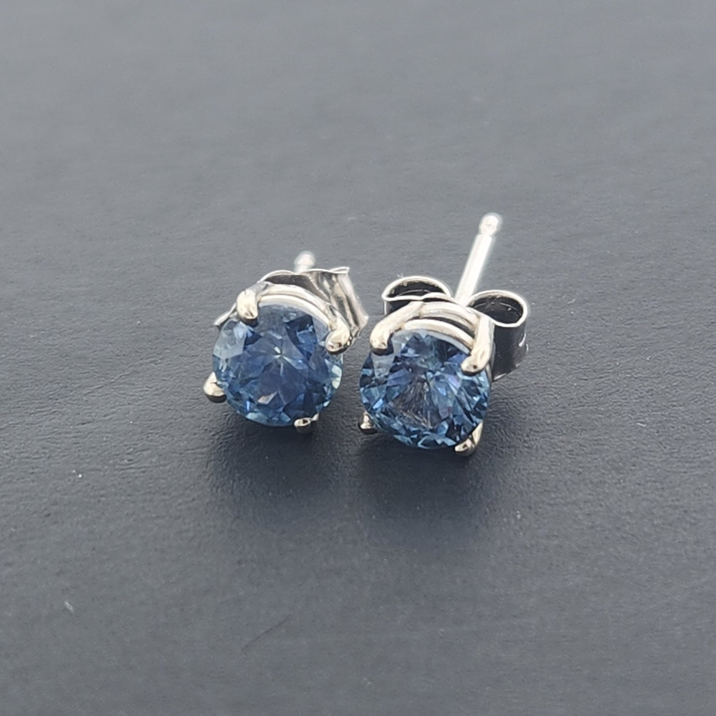 1.32 ct Blue  Montana Sapphires Earring 14 kt White Gold