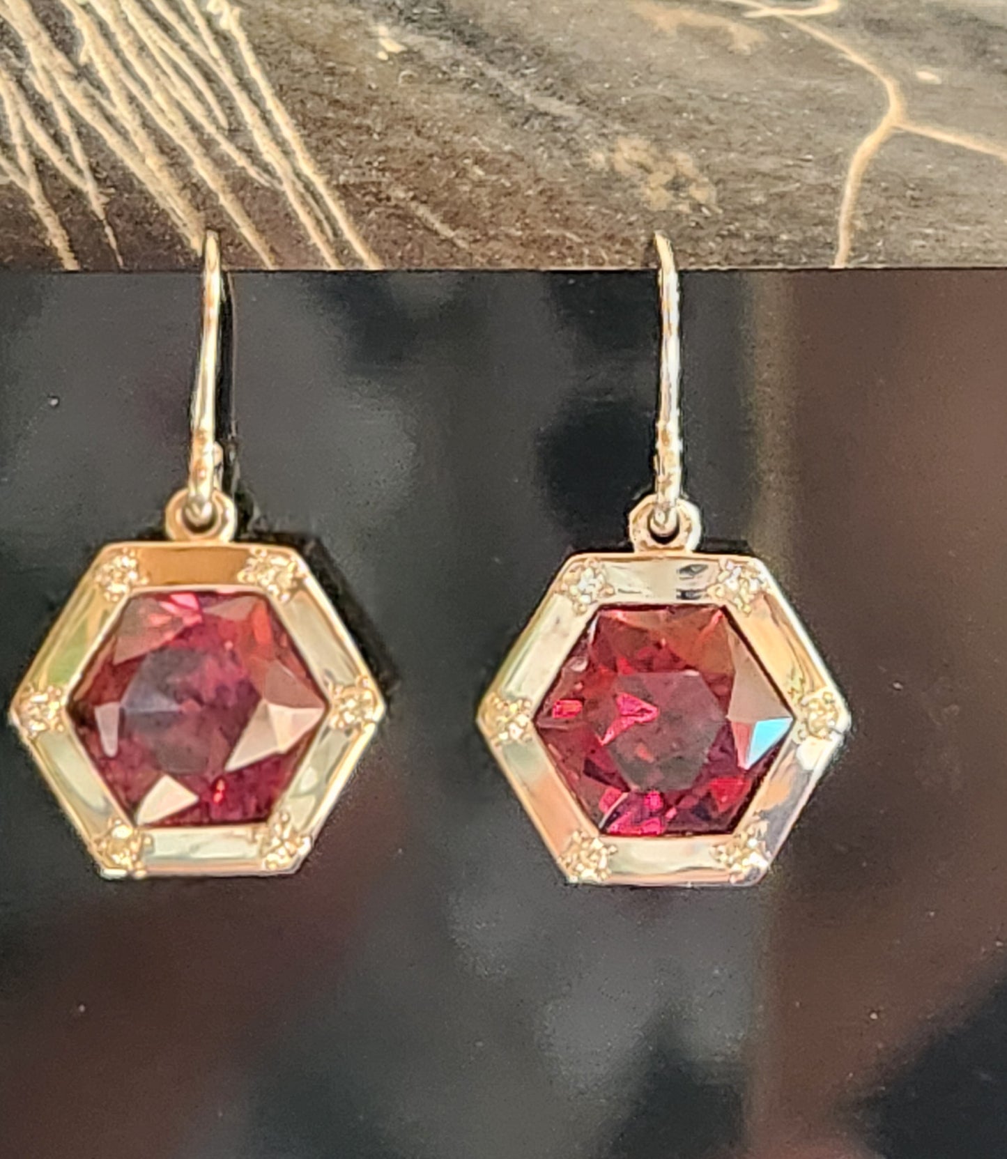 Garnet silver earring with diamonds