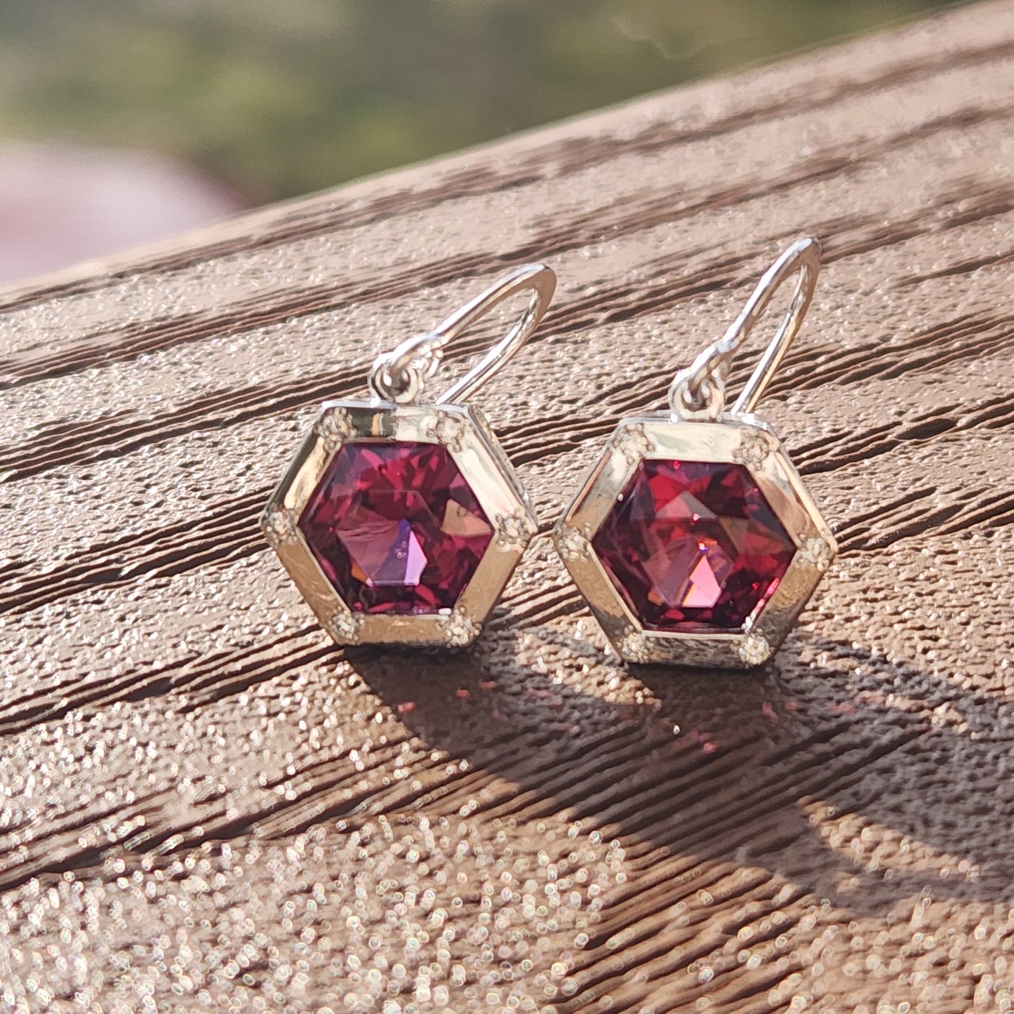 Garnet silver earring with diamonds