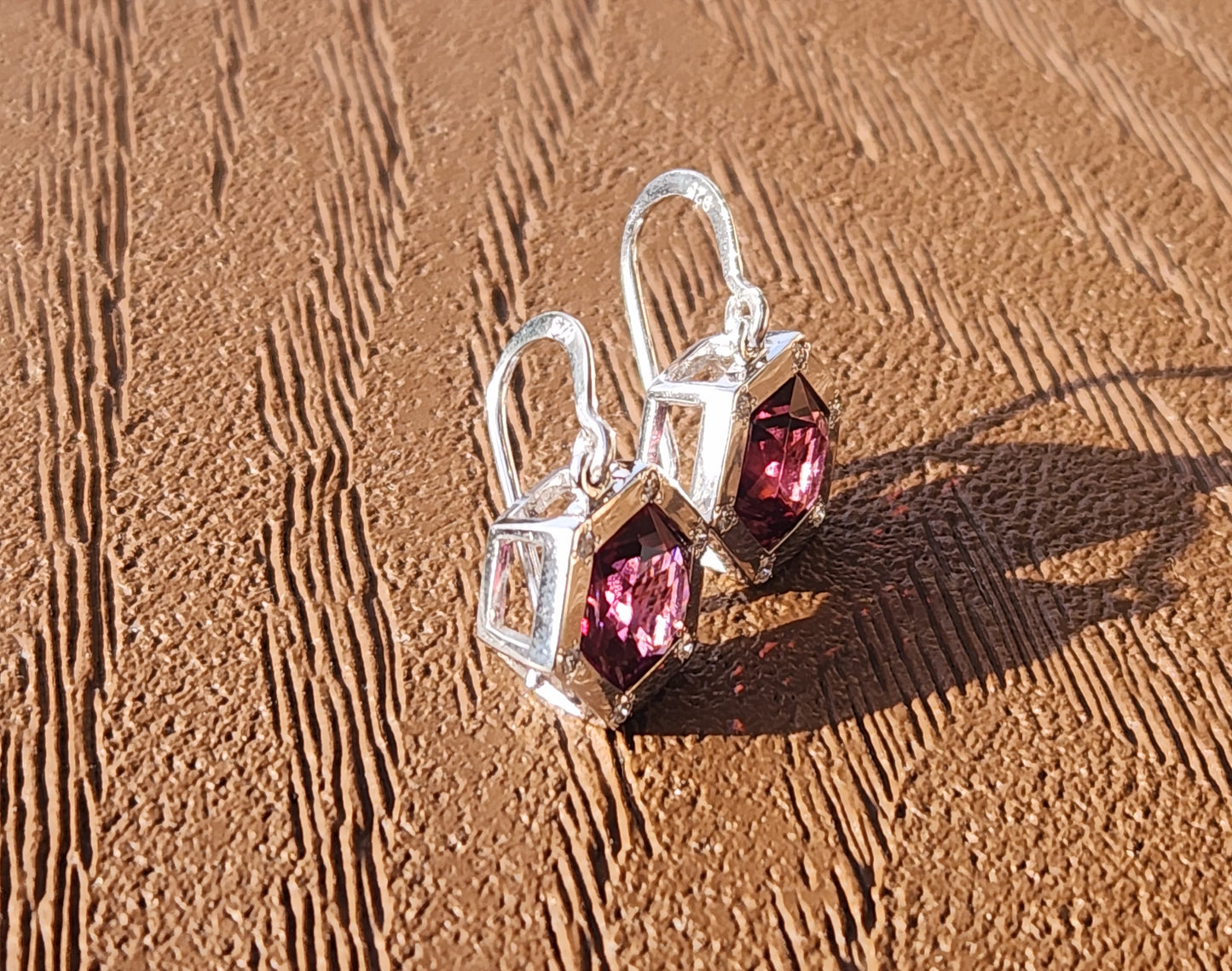 Garnet silver earring with diamonds