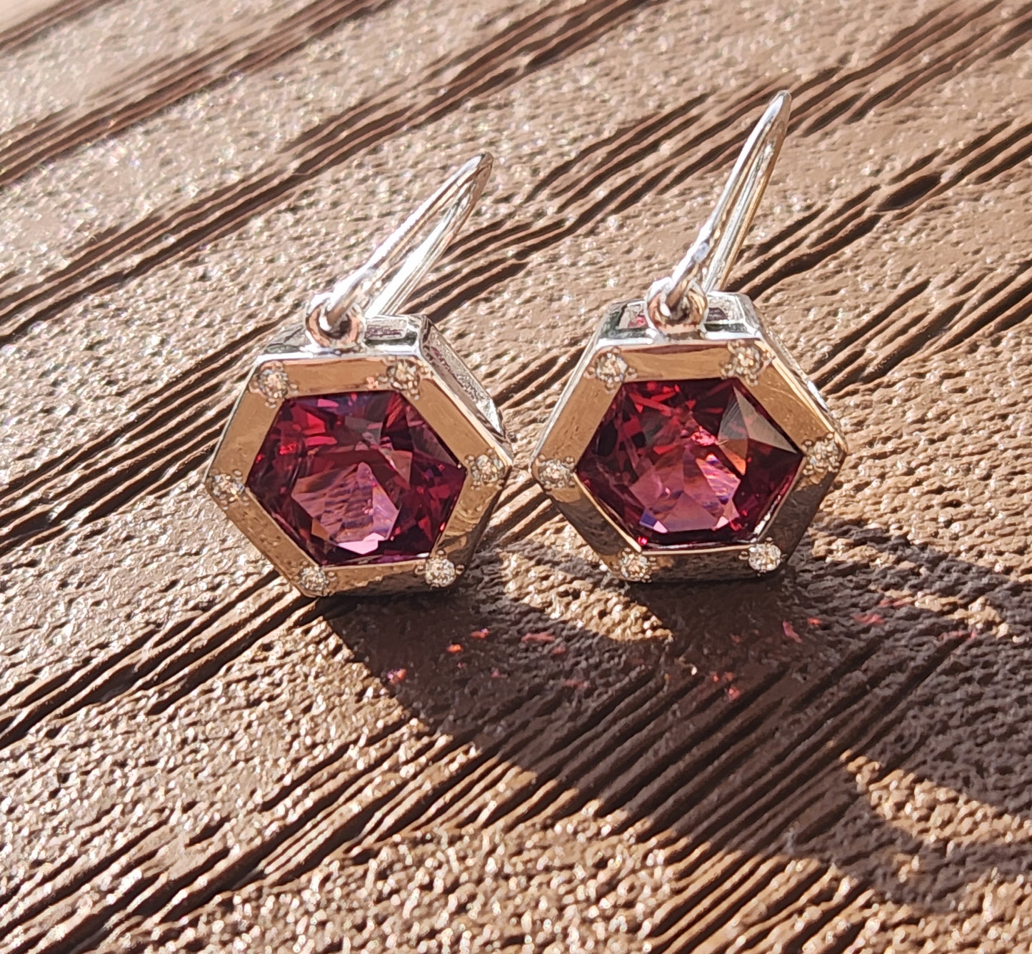 Garnet silver earring with diamonds