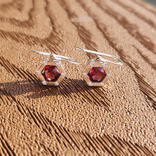 Garnet silver earring with diamonds