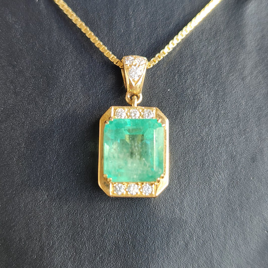 Emerald and Diamond Pendant in 18 ky Gold