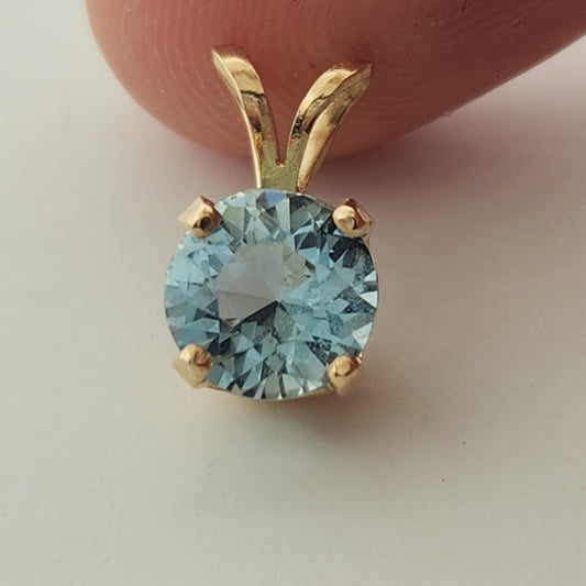 1.45 ct Aquamarine set in 14k yellow gold Pendant