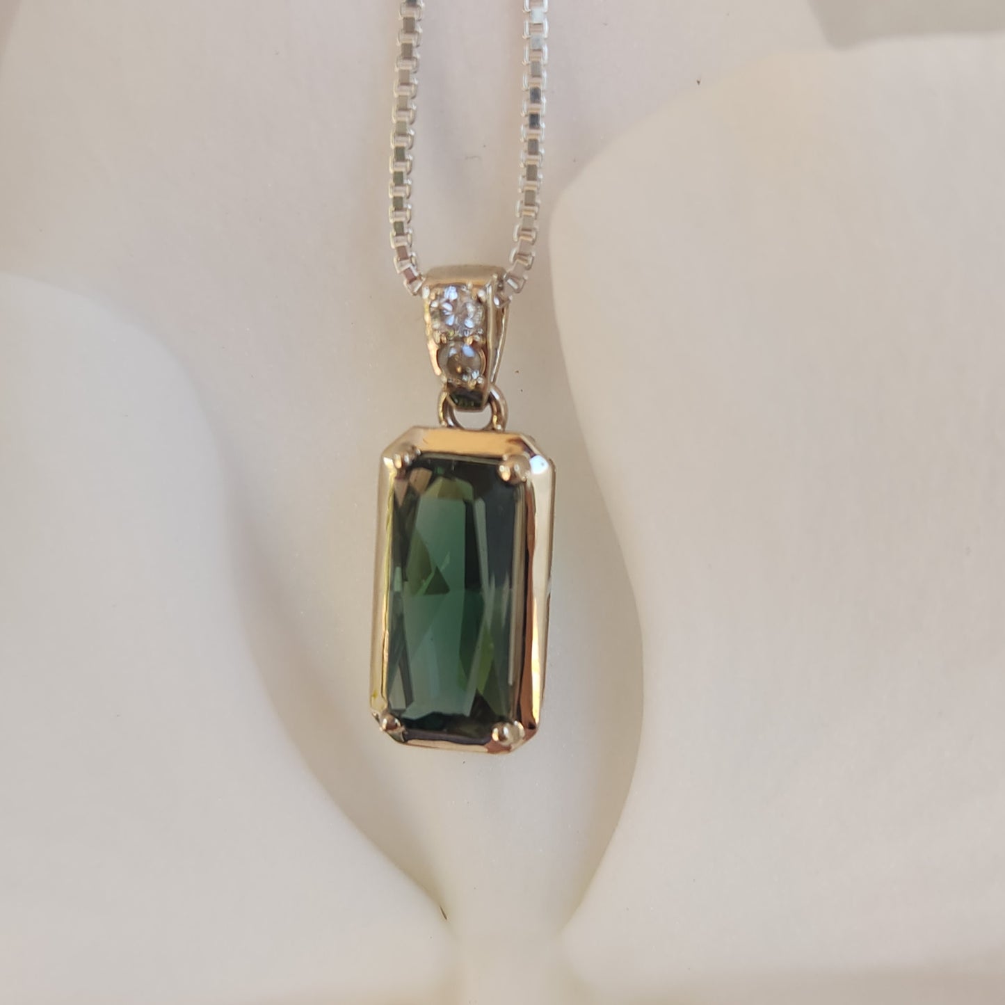 Oregon Sunstone Pendant set in 14 kt white Gold