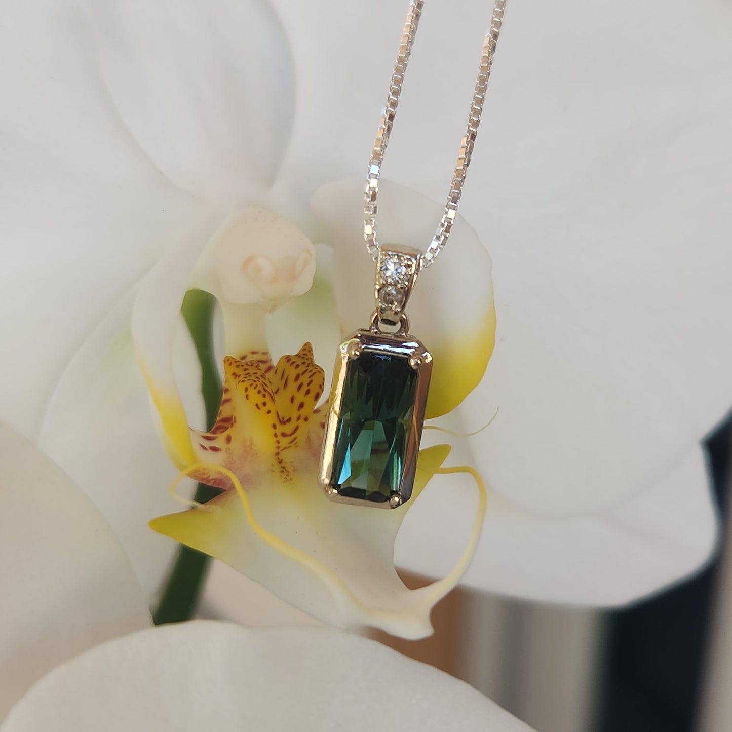 Oregon Sunstone Pendant set in 14 kt white Gold